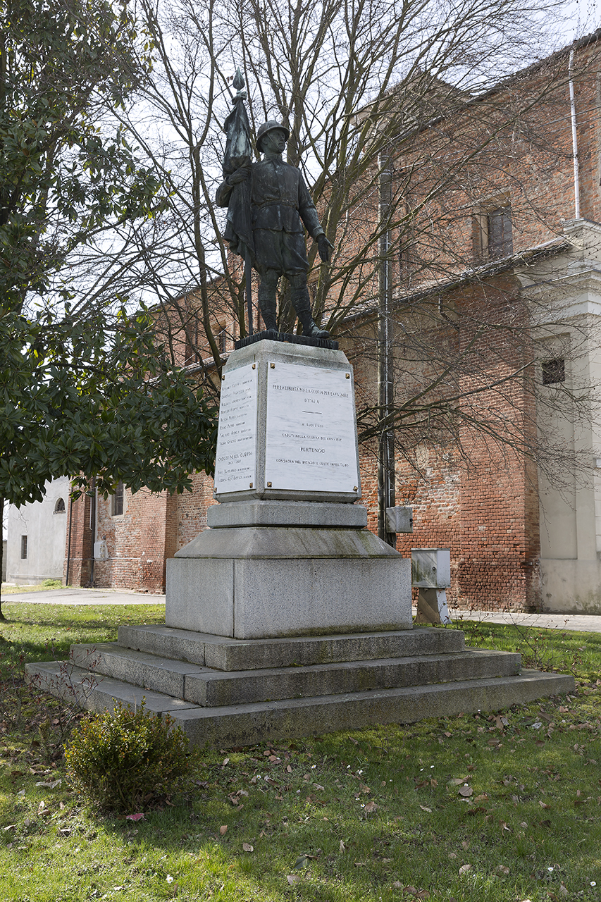 figura di soldato che porta la bandiera (monumento ai caduti - a cippo) - ambito piemontese (prima metà sec. XX)