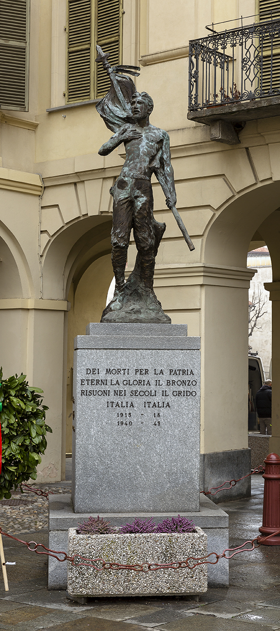 figura di soldato che porta la bandiera (monumento ai caduti - a cippo) di Geraci (ultimo quarto sec. XX)
