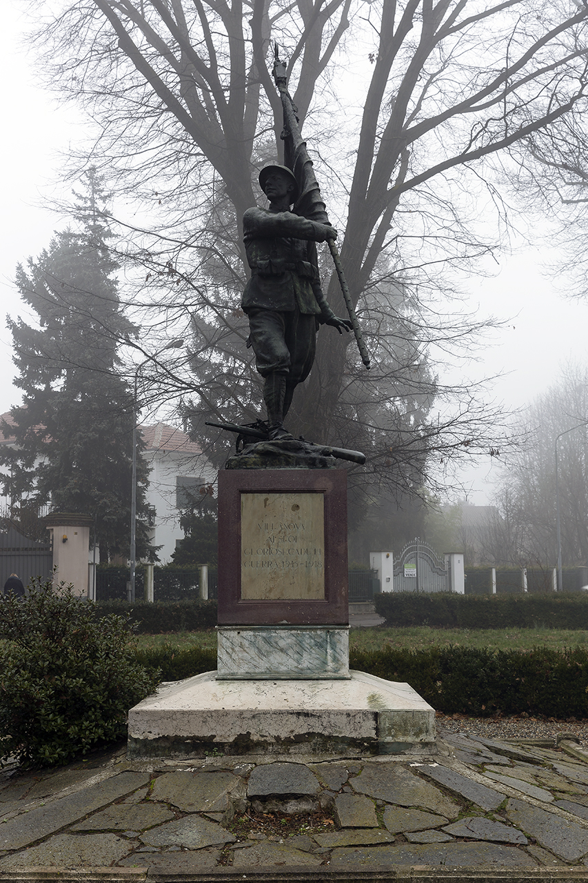 figura di soldato che porta la bandiera (monumento ai caduti - a cippo) di Canonica Pietro (primo quarto sec. XX)