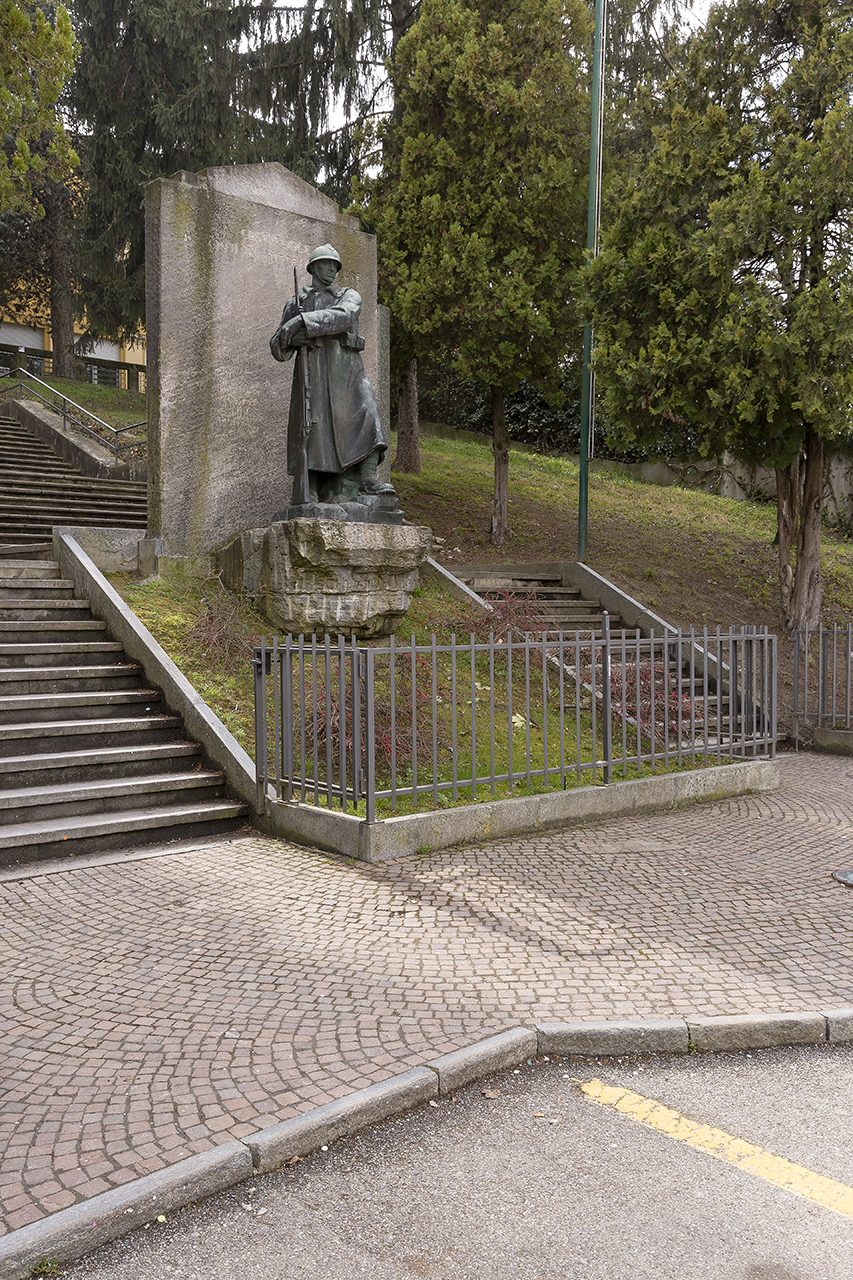 figura di soldato: fante (monumento ai caduti - a cippo) di Balzardi Angelo (terzo quarto sec. XX)