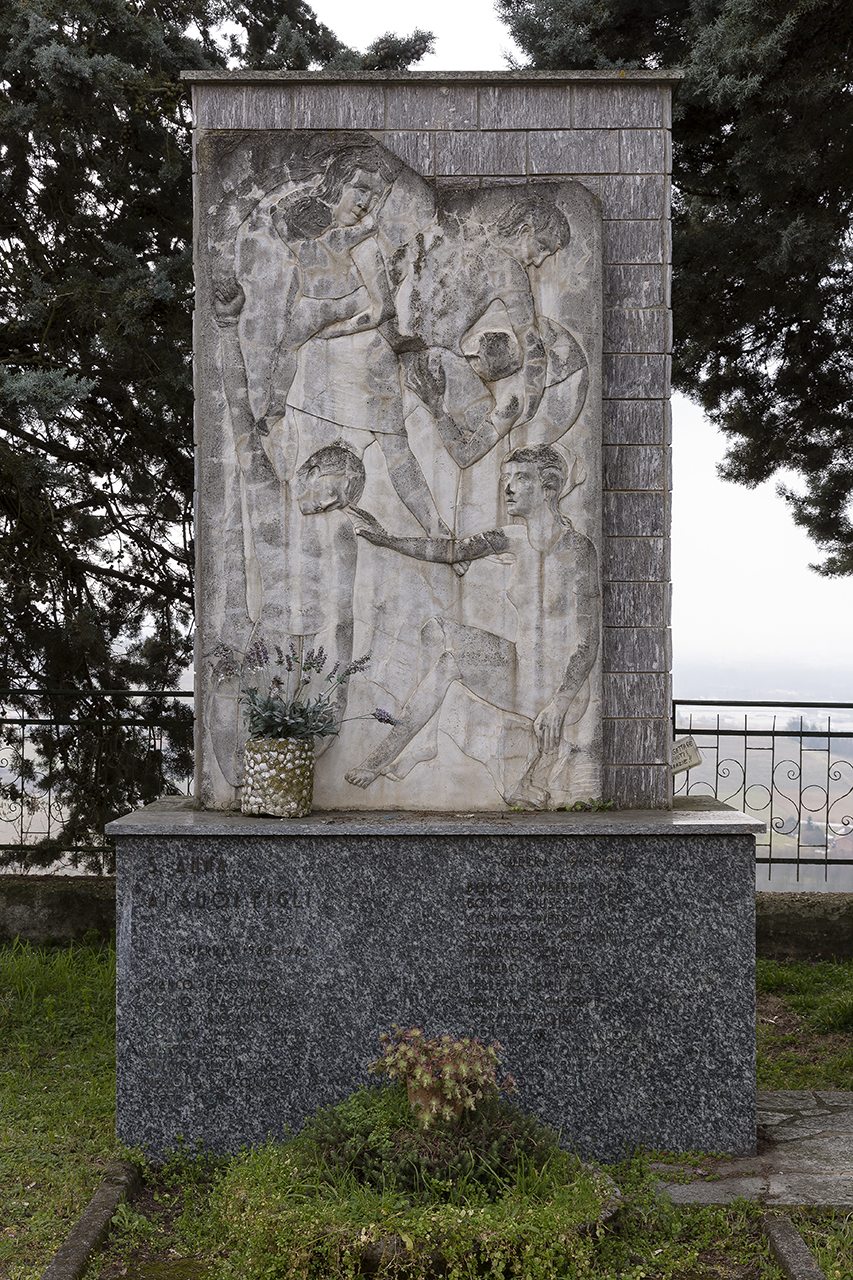 scena di dolore causato dalla guerra (monumento ai caduti - a lapide) di Cocito Paolo (terzo quarto sec. XX)