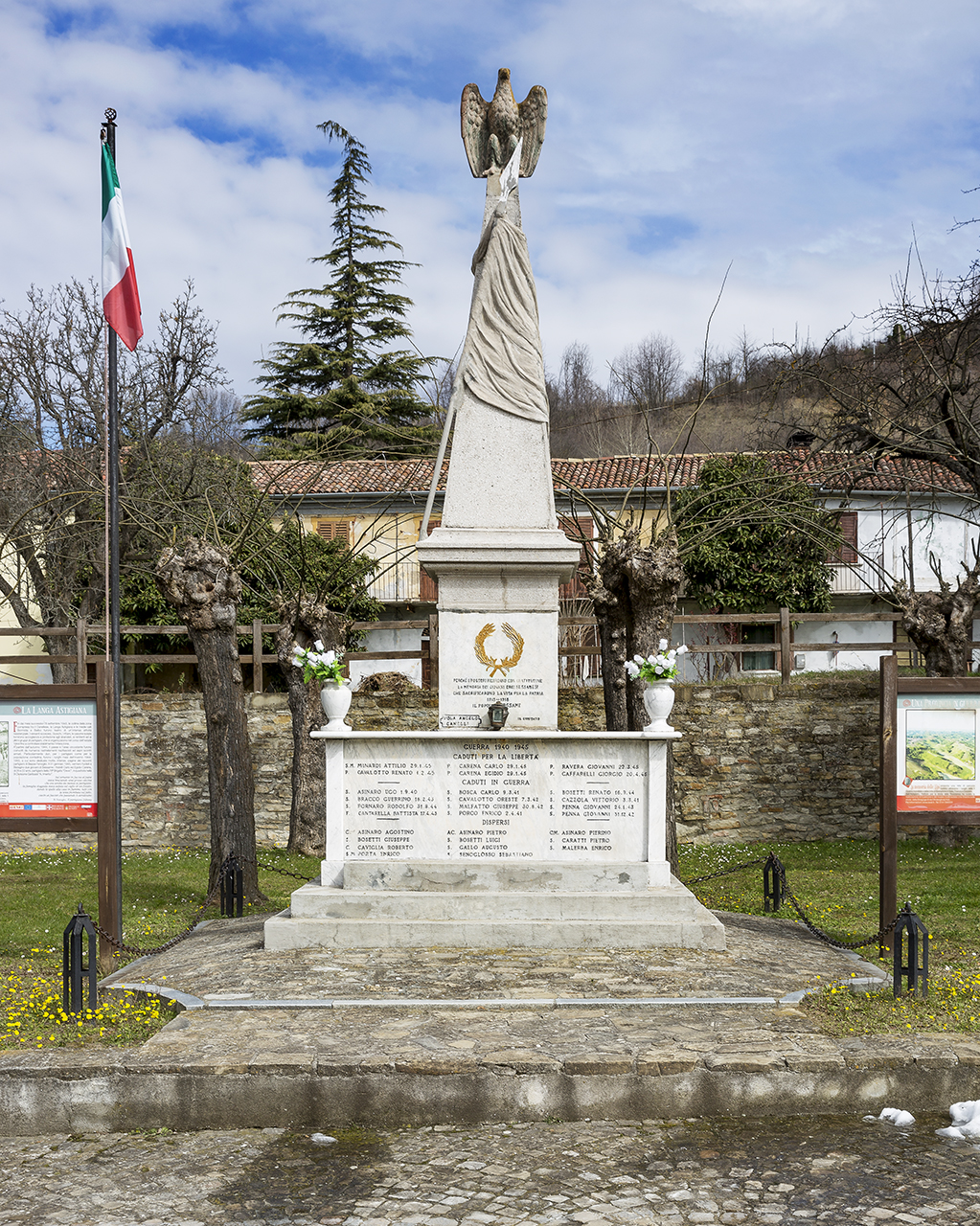 allegoria della Vittoria come aquila (monumento ai caduti - ad obelisco) di Vola Angelo (primo quarto sec. XX, sec. XX)
