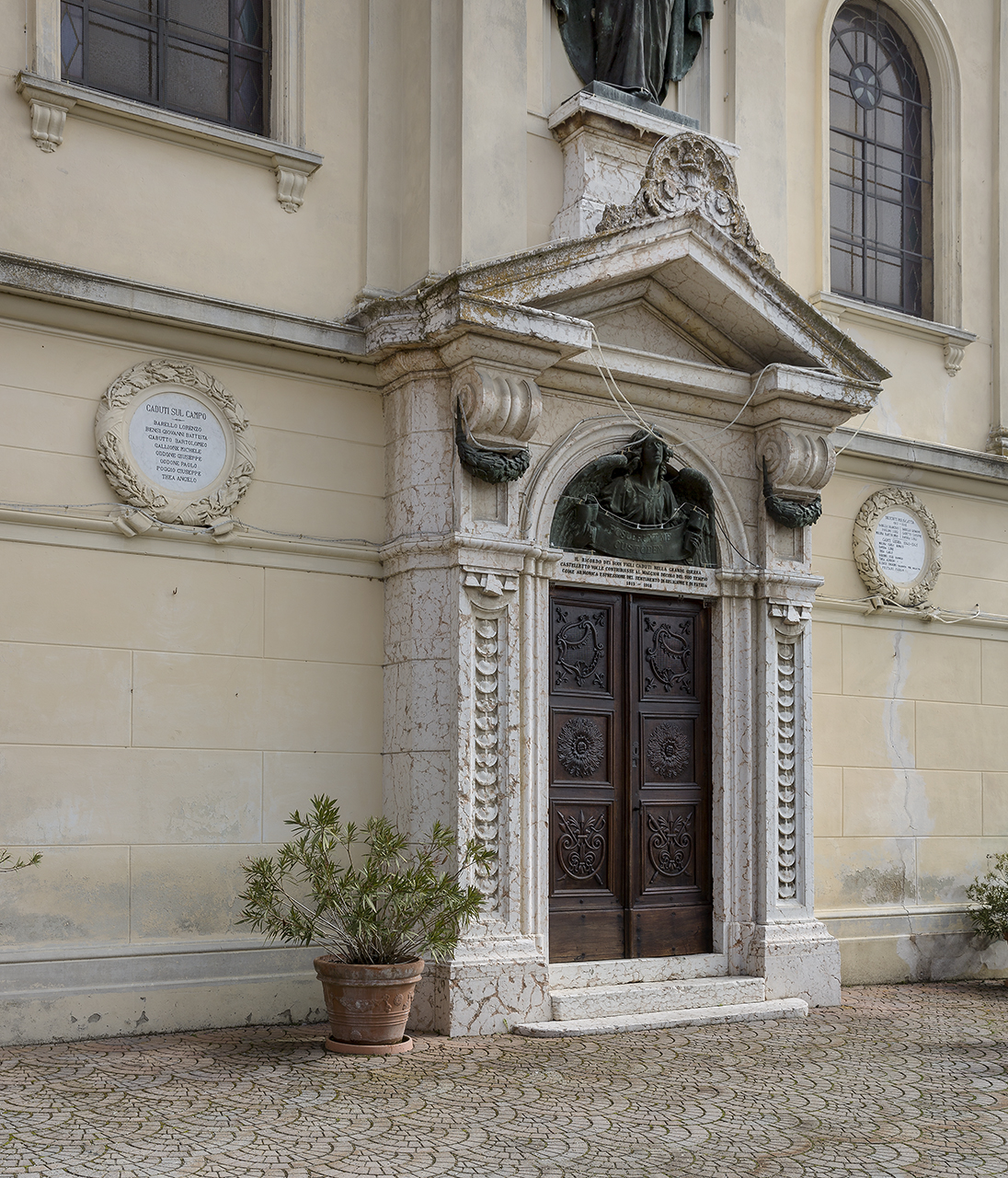 angelo (monumento ai caduti - a lapide) di Thea Alessandro (primo quarto, metà sec. XX, sec. XX)