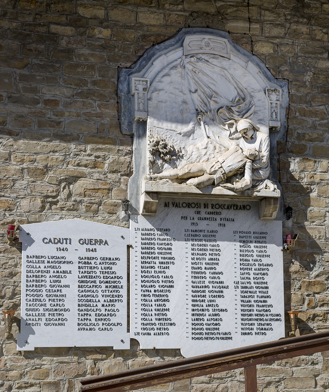 morte del soldato (monumento ai caduti - a lapide) di Maragliano Attilio (primo quarto, metà sec. XX, sec. XX)