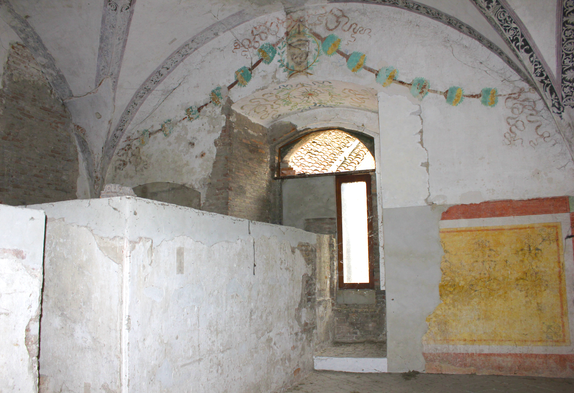decorazioni ornamentali (candelabre, festoni e riquadri alla moresca) con elementi araldici (decorazione pittorica, insieme) di Bartolino da Novara - ambito italiano (secc. XIV/ XV, secc. XV-XVI)