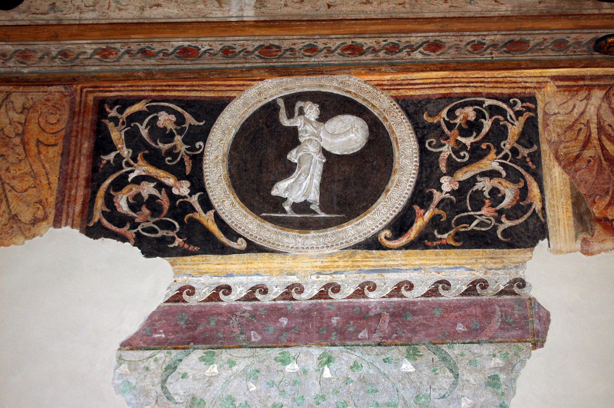 divinità guerriera: Minerva? (decorazione plastico-pittorica, elemento d'insieme) di Pippi Giulio detto Giulio Romano (bottega) (sec. XVI)
