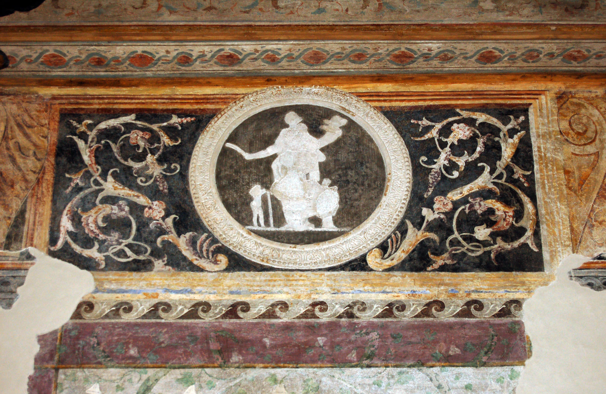 soggetto profano (personificazione dell'Abbondanza?) (decorazione plastico-pittorica, elemento d'insieme) di Pippi Giulio detto Giulio Romano (bottega) (sec. XVI)