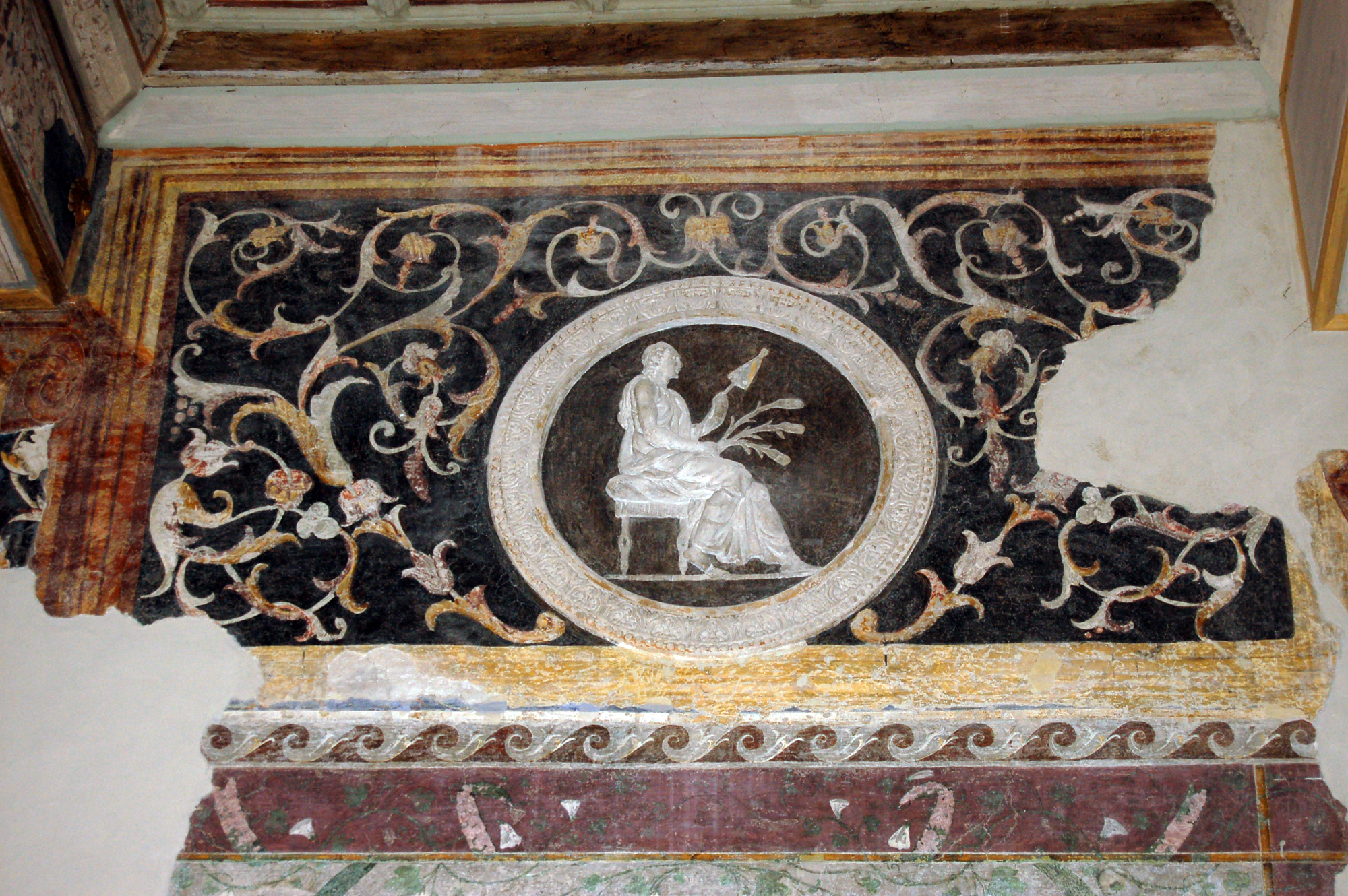 figura femminile panneggiata all'antica (filatrice?) (decorazione plastico-pittorica, elemento d'insieme) di Pippi Giulio detto Giulio Romano (bottega) (sec. XVI)