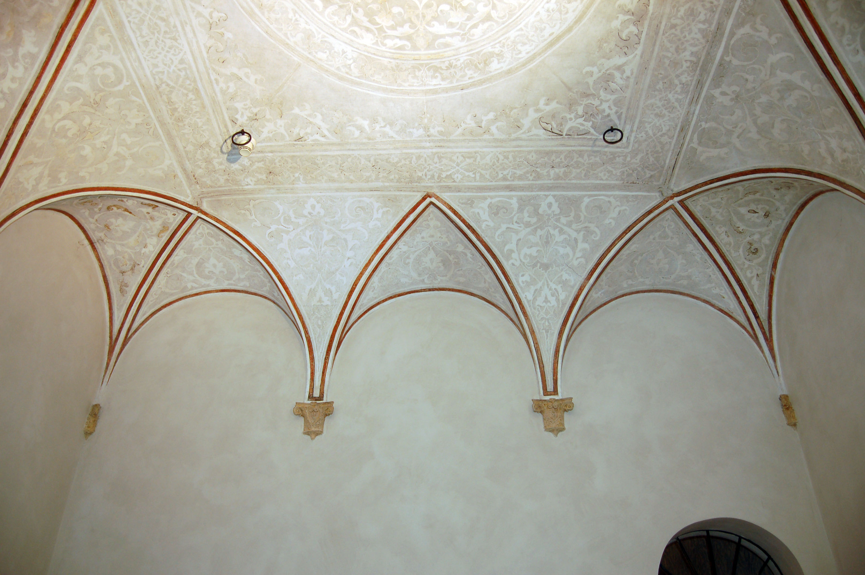 decorazioni ornamentali a girali fitomorfe con monogrammi (decorazione plastico-pittorica, insieme) - ambito italiano (seconda metà sec. XIV, sec. XVI)