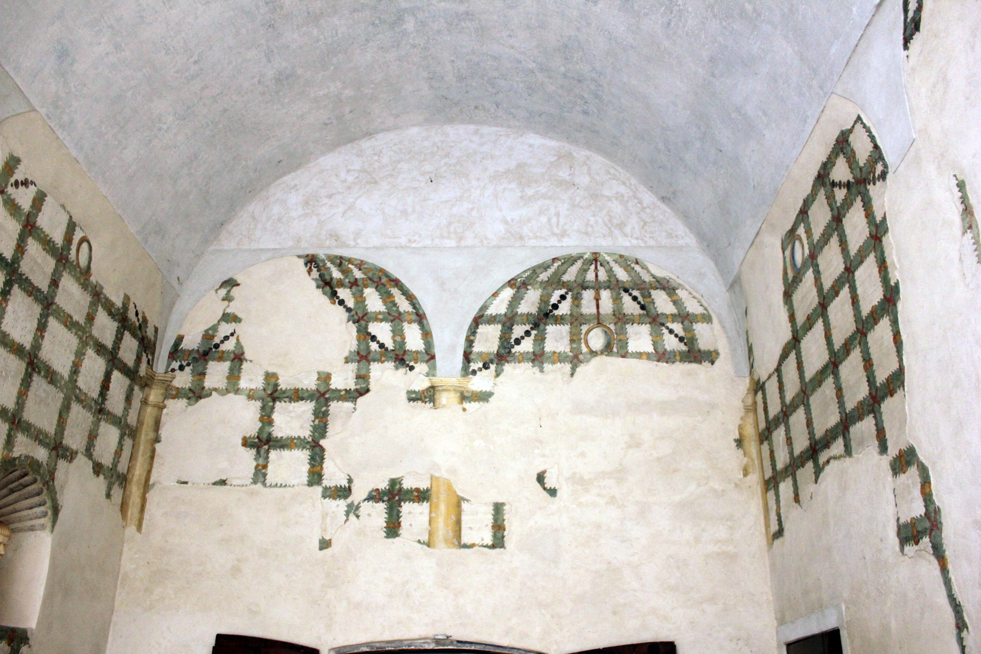 verziere con encarpi e colonne (decorazione pittorica) di Leonbruno Lorenzo (bottega) (sec. XVI)