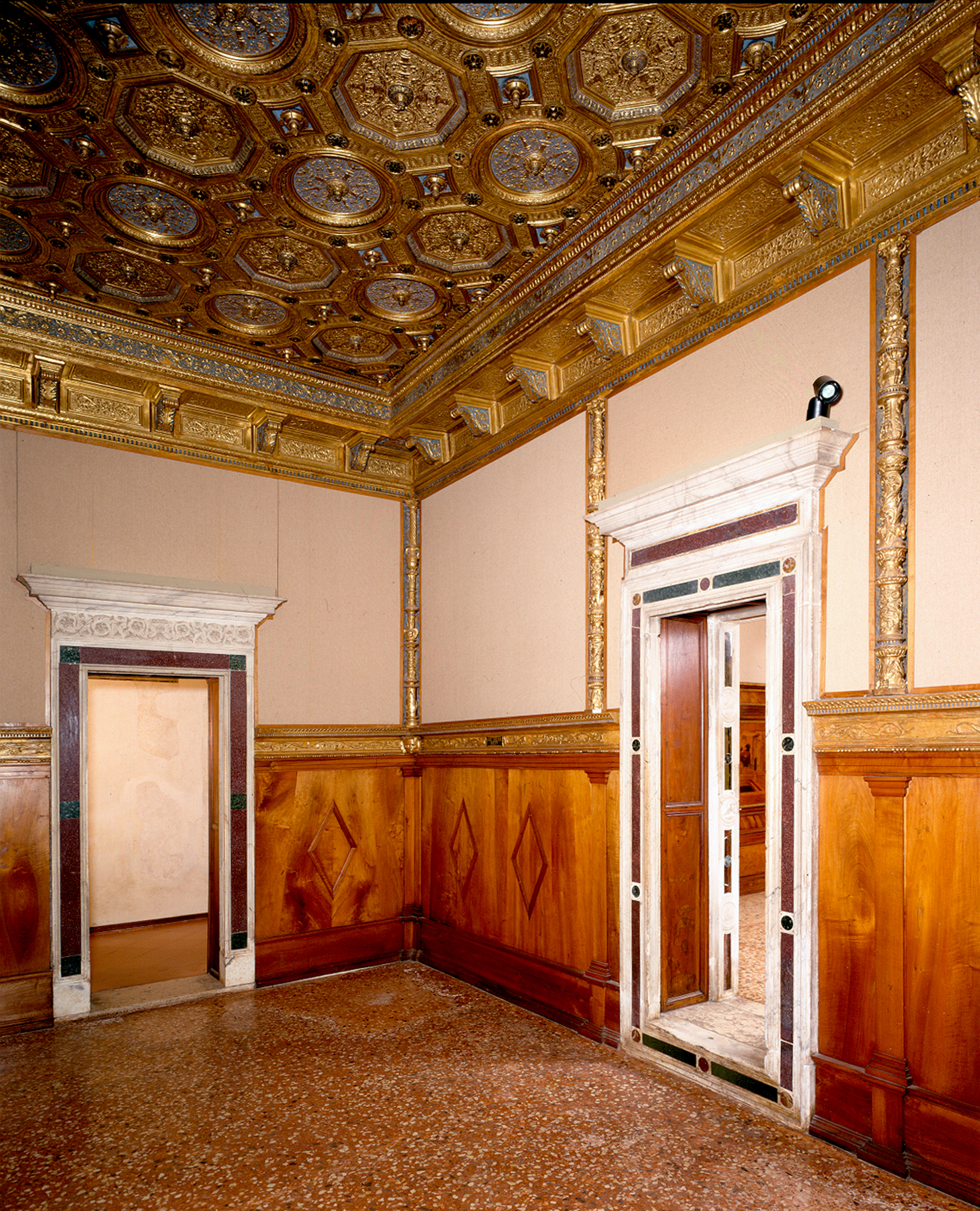 decorazioni fitomorfe a girali, grottesche, mascheroni (decorazione plastico-pittorica) di Lombardo Tullio (bottega) - ambito veneziano, ambito italiano (secc. XV/ XVI, sec. XX)