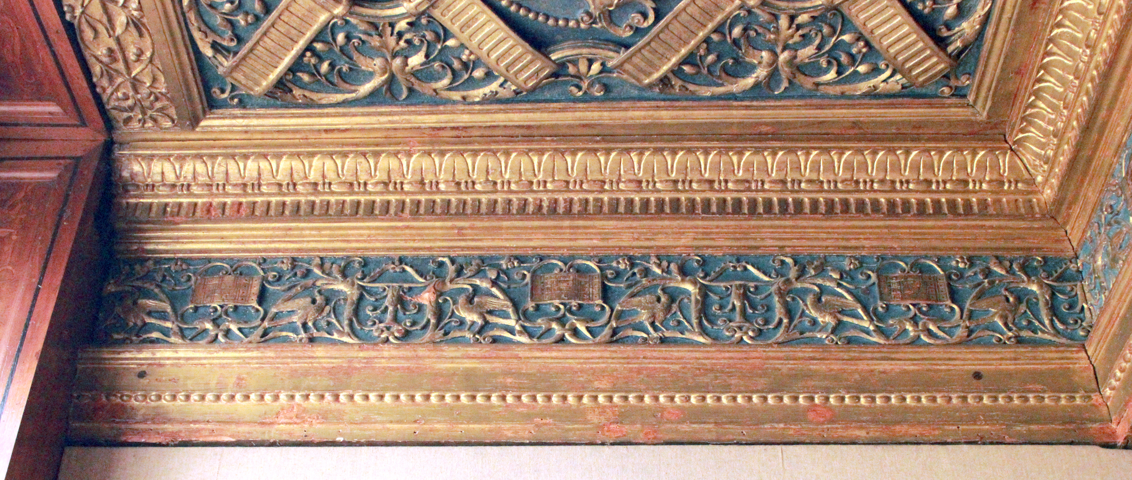 decorazioni fitomorfe a girali, grottesche, imprese araldiche (cornice, elemento d'insieme) (sec. XVI)