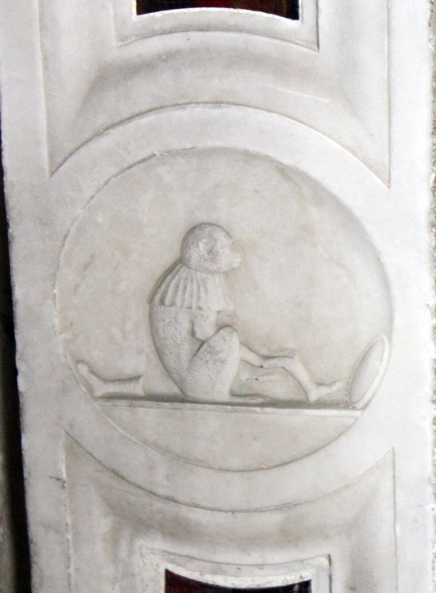 scimmia allo specchio (rilievo, elemento d'insieme) di Ganti Giovanni Cristoforo (e aiuti) (secc. XV/ XVI)