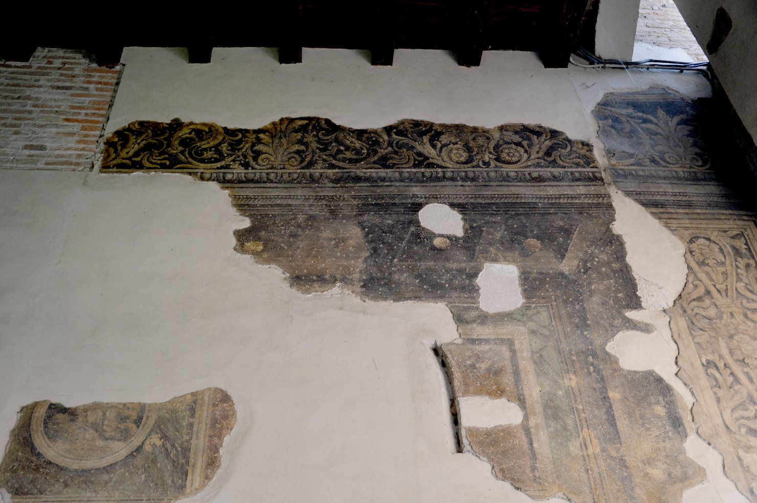 decorazioni ornamentali a candelabra con girali fitomorfi, finte architetture dipinte, specchiature (decorazione pittorica, elemento d'insieme) di Pippi Giulio detto Giulio Romano (bottega) (sec. XVI)