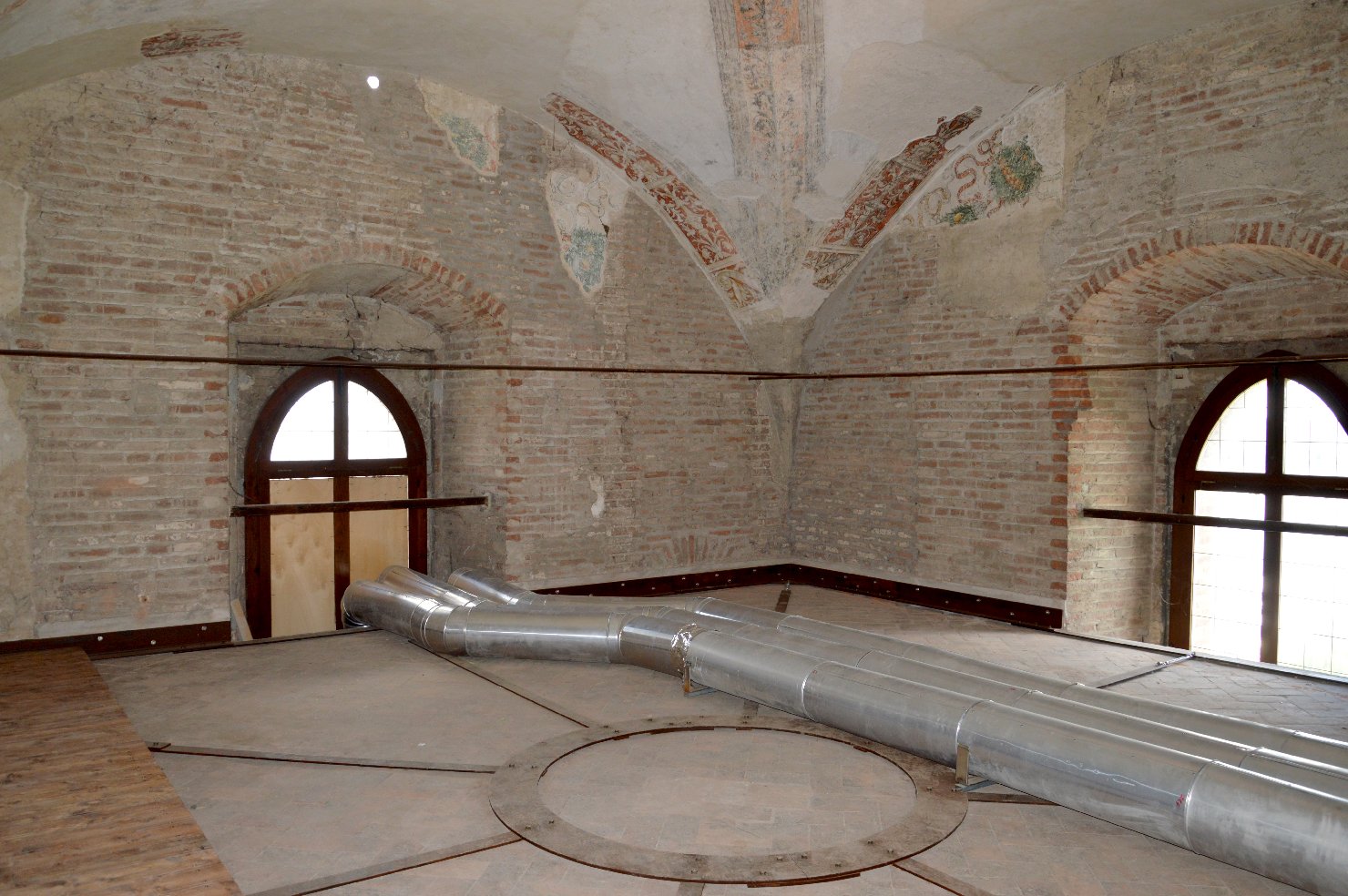 candelabre, decorazioni ornamentali ad encarpi con nastri e pomi (decorazione pittorica, insieme) di Bartolino da Novara - ambito italiano (secc. XIV/ XV, secc. XV/ XVI)