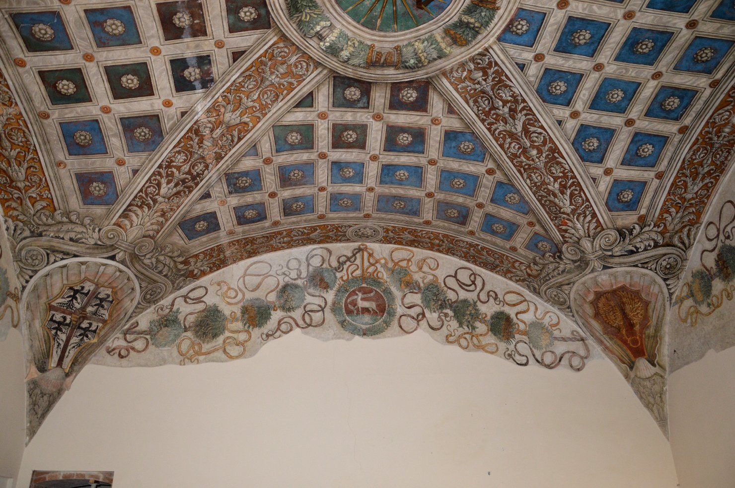decorazioni ornamentali con emblemi araldici (decorazione plastico-pittorica, elemento d'insieme) - ambito italiano (secc. XV/ XVI)
