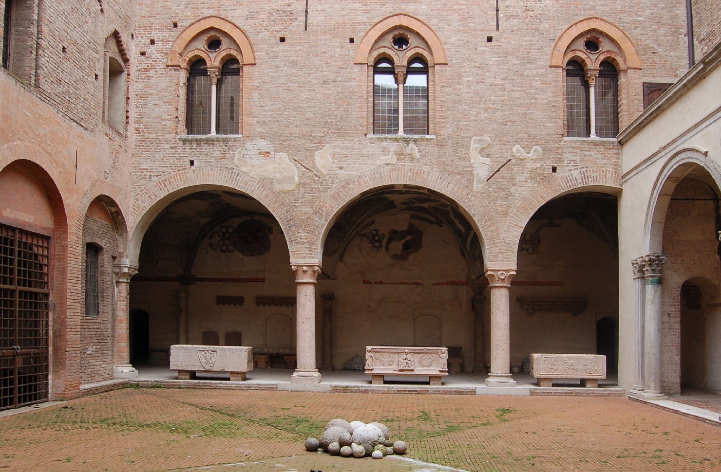 decorazioni ornamentali con emblemi araldici, finto loggiato dipinto (decorazione plastico-pittorica, elemento d'insieme) di Bartolino da Novara, Pippi, Giulio, detto Giulio Romano (bottega) - ambito italiano (secc. XIV/ XV, sec. XVI)