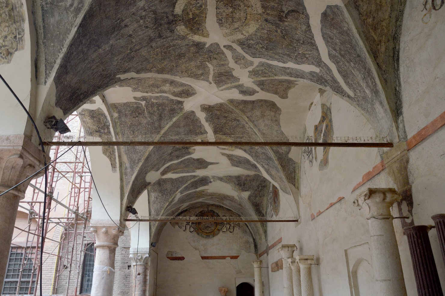 decorazioni ornamentali con emblemi araldici, finto loggiato (lunetta dipinta, serie) di Pippi, Giulio, detto Giulio Romano (bottega) (sec. XVI)