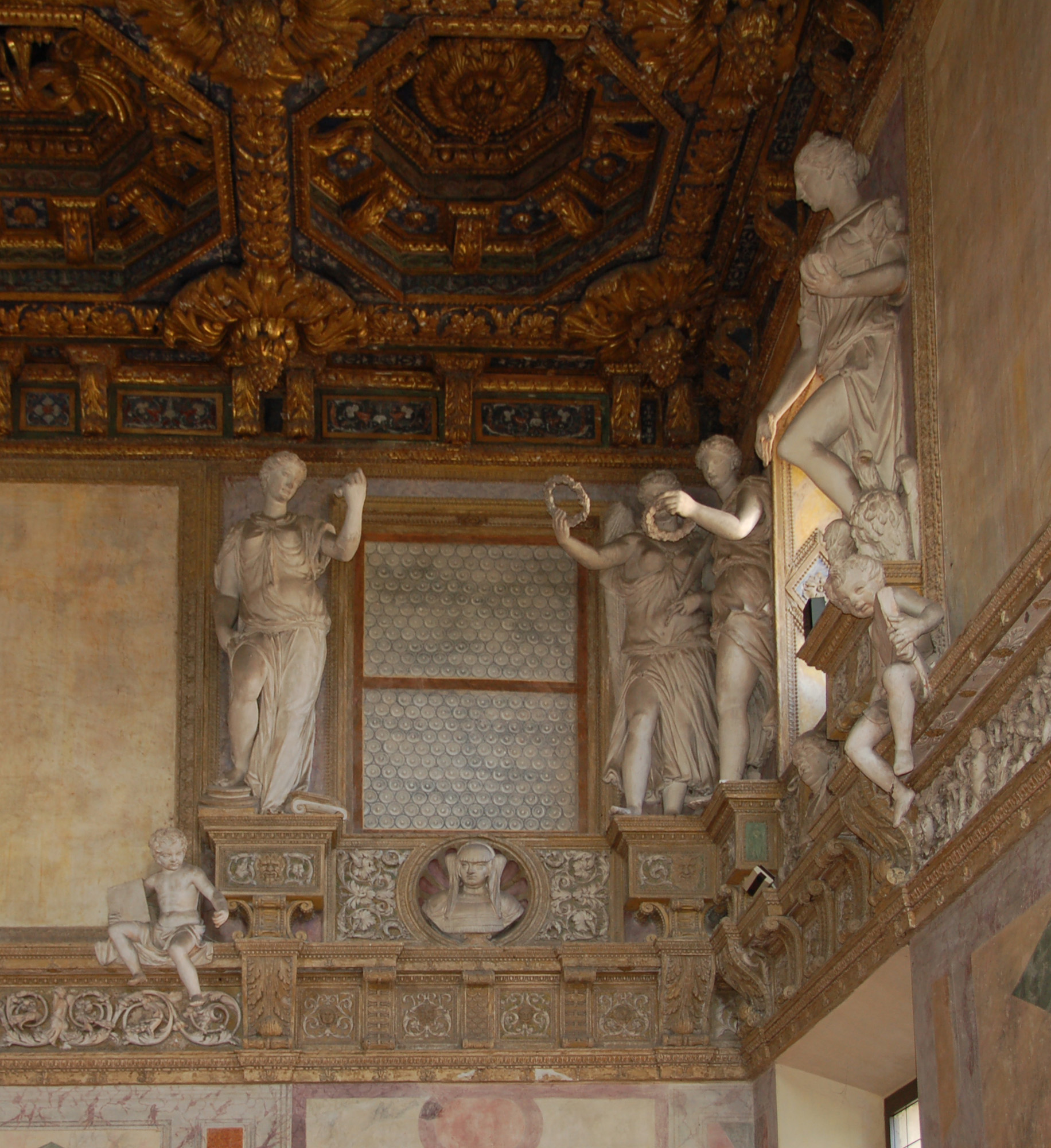 Ritratto di Barbara di Brandeburgo Gonzaga, Architettura, Vittoria (decorazione plastica, elemento d'insieme) di Segala Francesco, Antonio Romano, Morino (ultimo quarto sec. XVI)