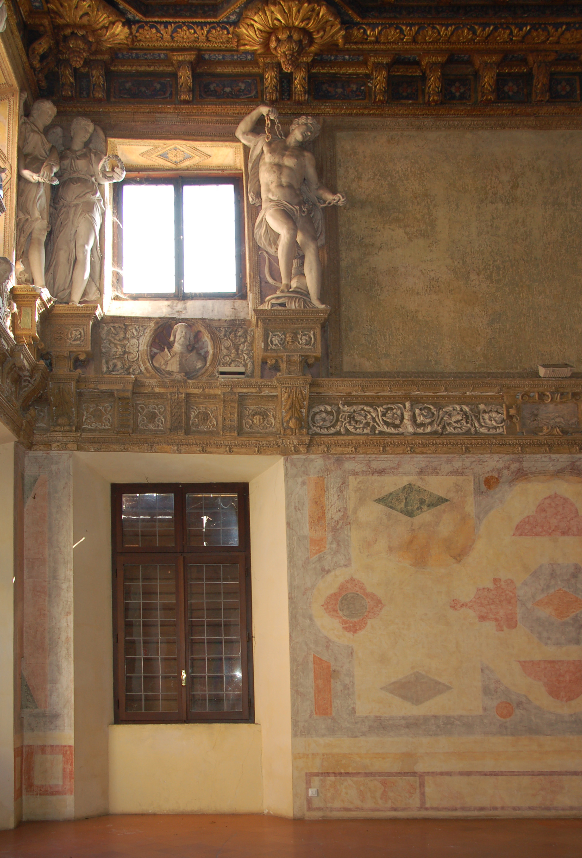 Ritratto di Francesco II Gonzaga, Vittoria, Furore (decorazione plastica, elemento d'insieme) di Segala Francesco, Antonio Romano, Morino (ultimo quarto sec. XVI)