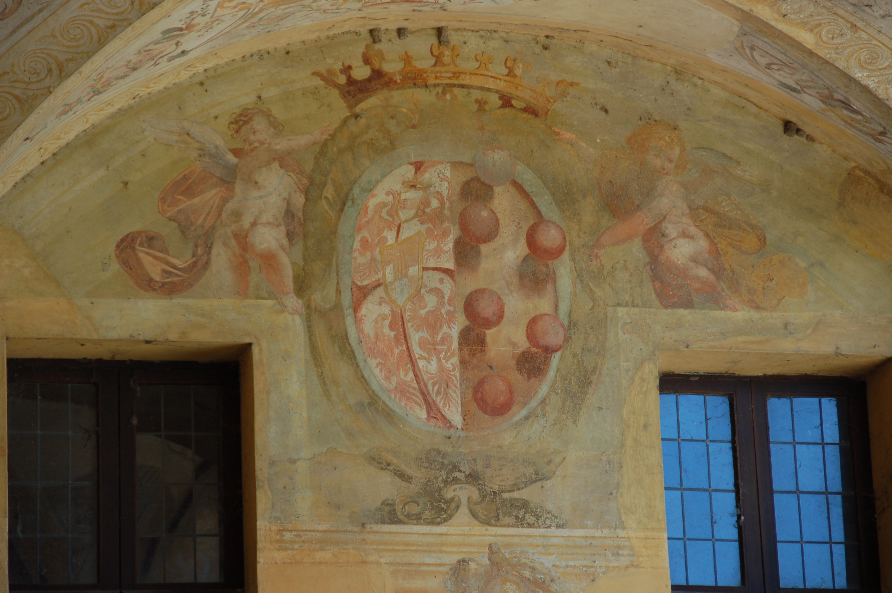 Arme Gonzaga-Medici, Stemma di Vincenzo I Gonzaga (dipinto murale, coppia) di Viani, Antonio Maria (e aiuti) (fine/ inizio secc. XVI/ XVII)