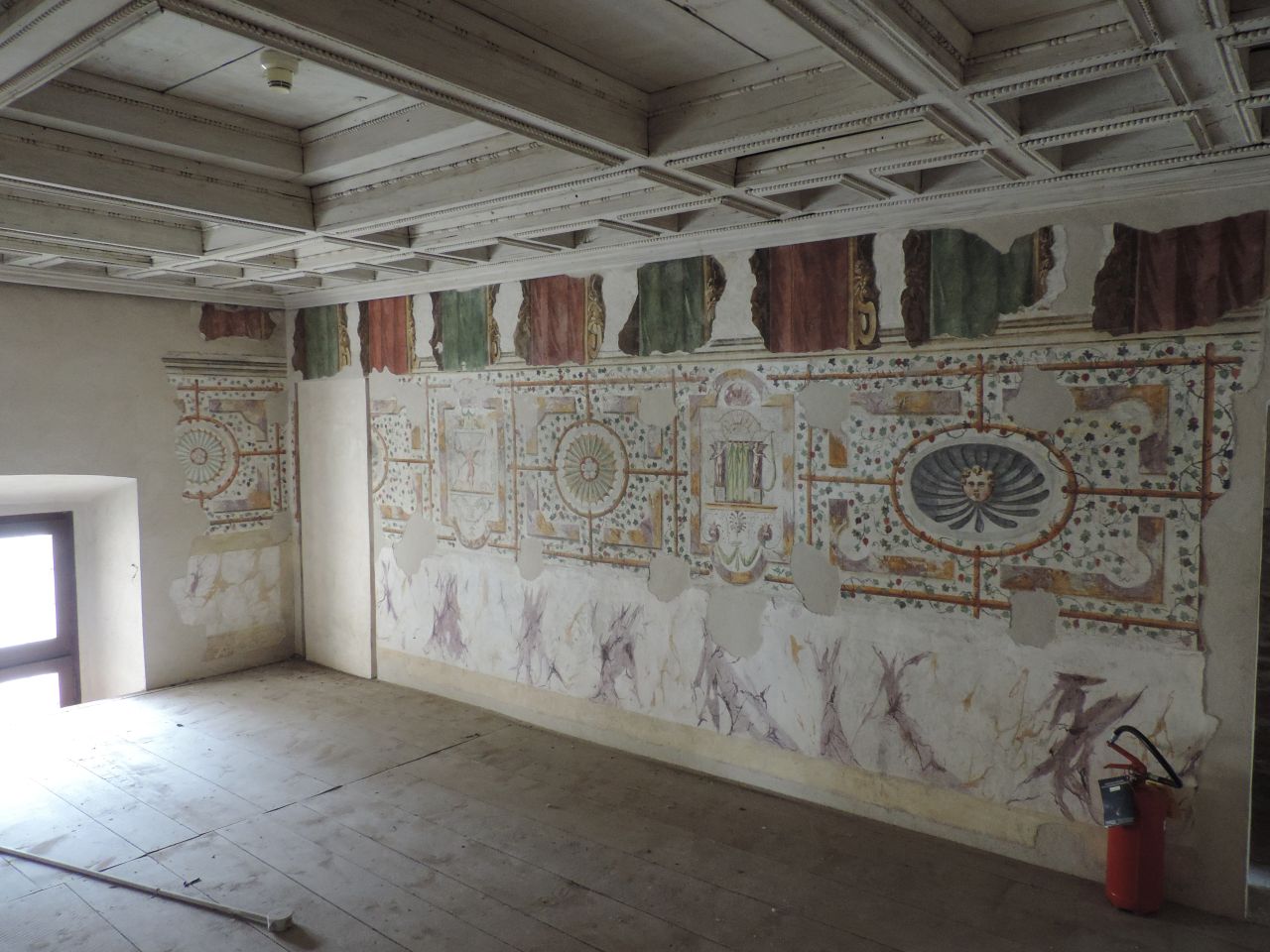 Motivi decorativi a finti tendaggi (decorazione pittorica, frammento) - scuola mantovana (inizio sec. XVIII)