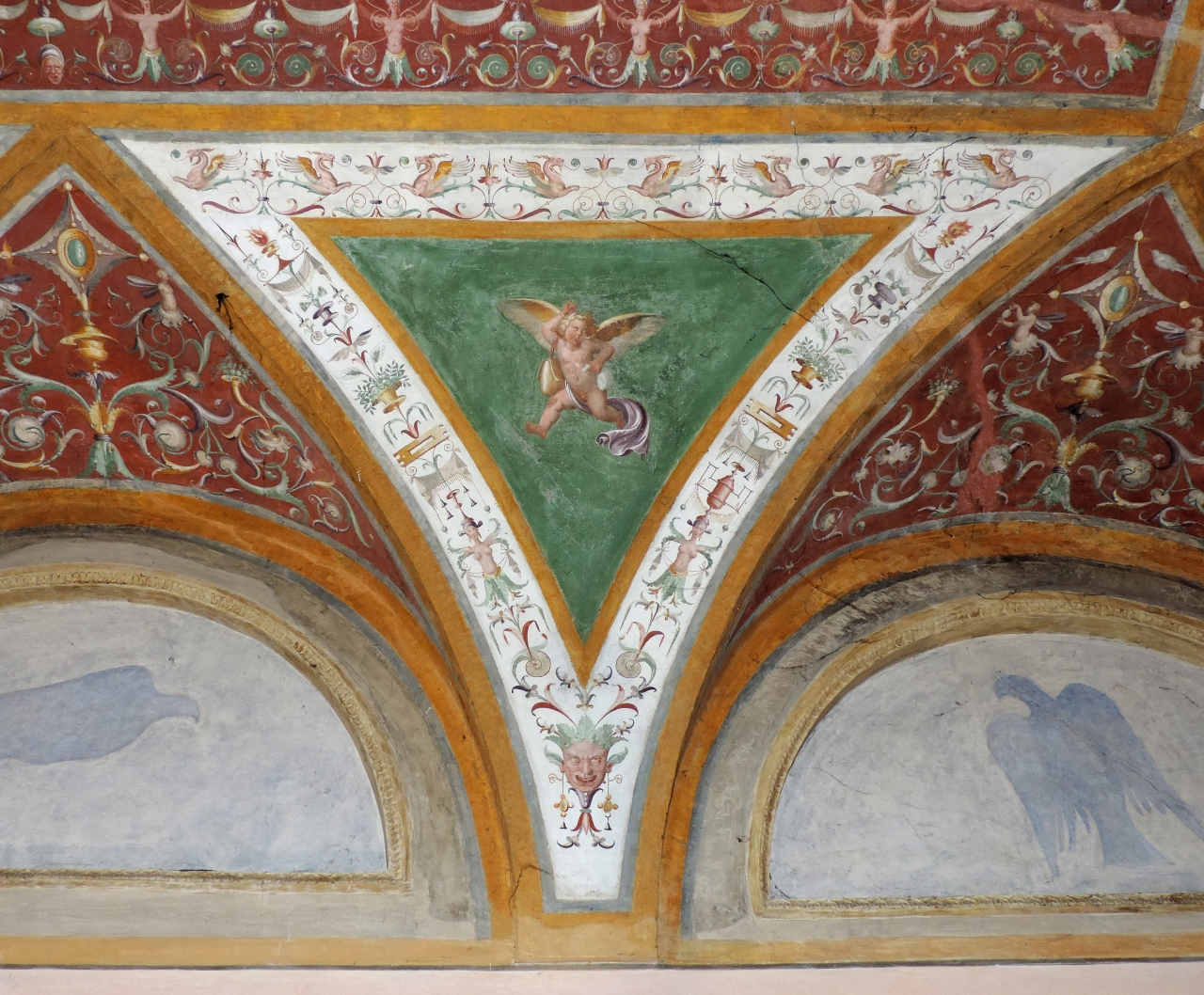 Putto alato con attributi (decorazione pittorica) di Giulio Romano, Anselmo Guazzi (secondo quarto sec. XVI)