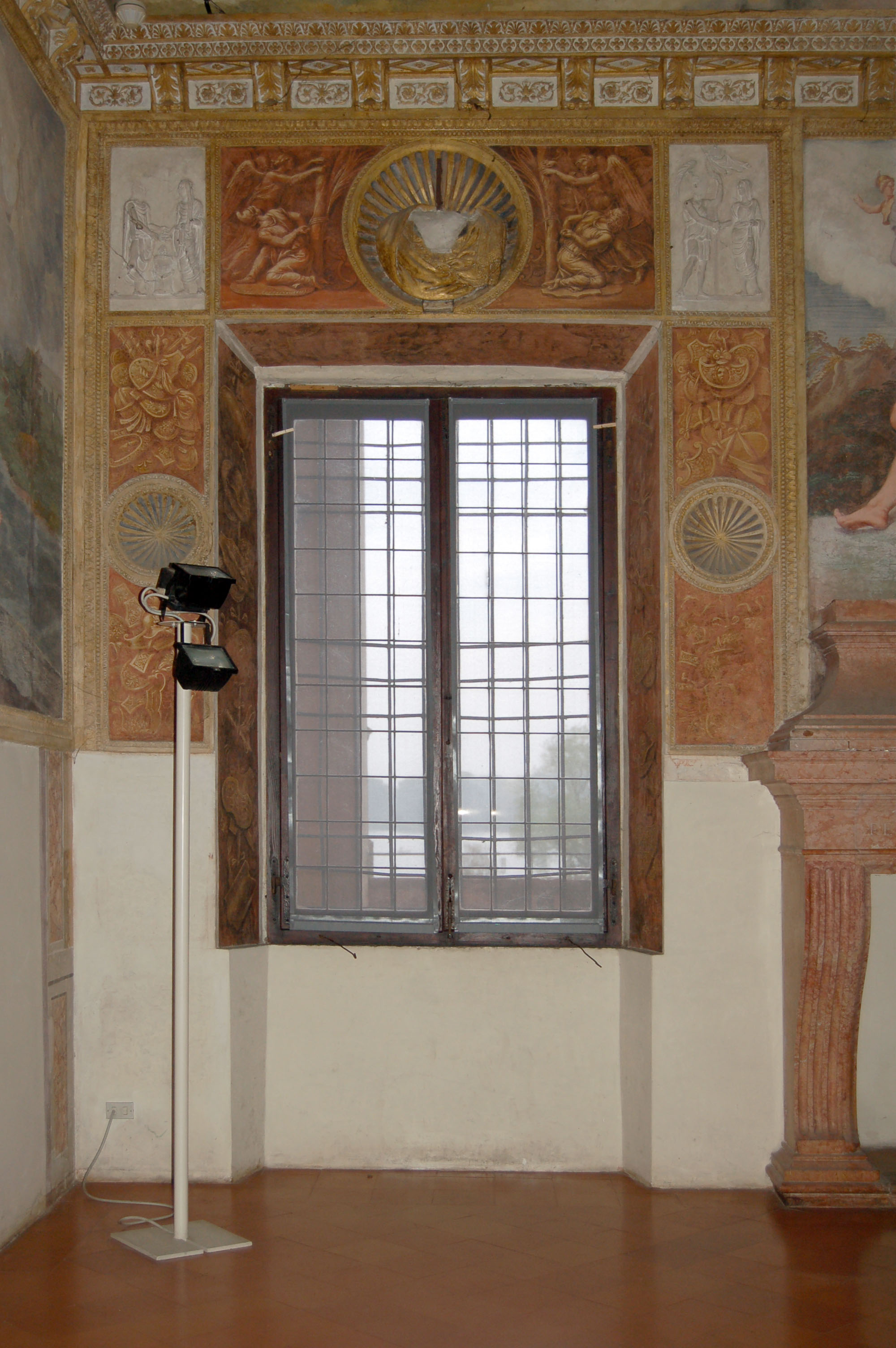 Trofeo di armi (decorazione plastico-pittorica) di Giulio Romano, Giulio Romano (cerchia), Anselmo Guazzi, Andrea Conti (attribuito) (secondo quarto sec. XVI)