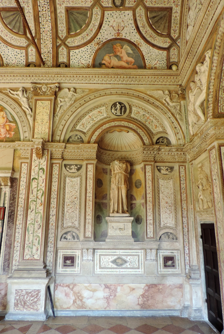 Gennaio e Febbraio (decorazione plastico-pittorica) di Giulio Romano, Giulio Romano (bottega), Giulio Romano (cerchia), Scultori Giovanni Battista detto Giovanni Battista Mantovano (sec. XVI)