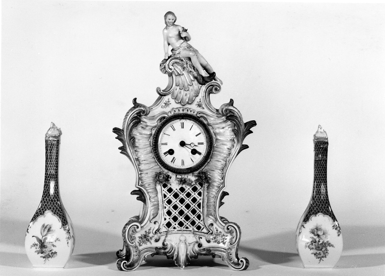 allegoria della primavera (orologio - da mensola, opera isolata) di Hottot, Manifattura di Meissen (terzo quarto sec. XVIII)