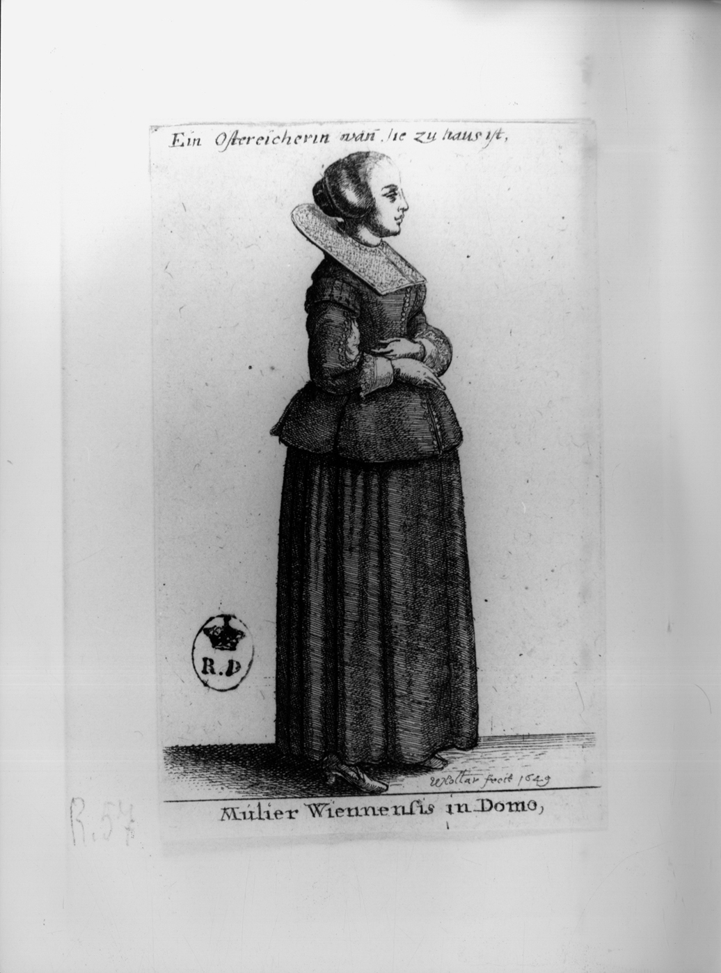 Mulier Viennensis in domo, figura femminile in costume austriaco (stampa smarginata, serie) di Hollar Wenzel (secondo quarto sec. XVII)