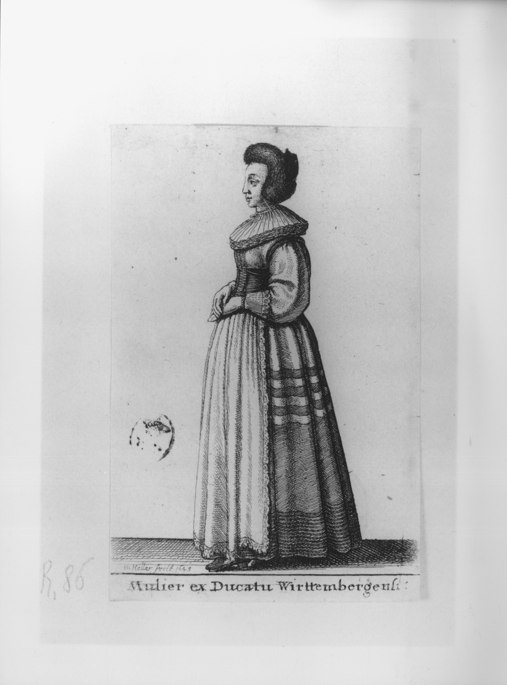Mulier ex Ducatu Wirtenbergensis, figura femminile in costume tedesco (stampa smarginata, serie) di Hollar Wenzel (secondo quarto sec. XVII)