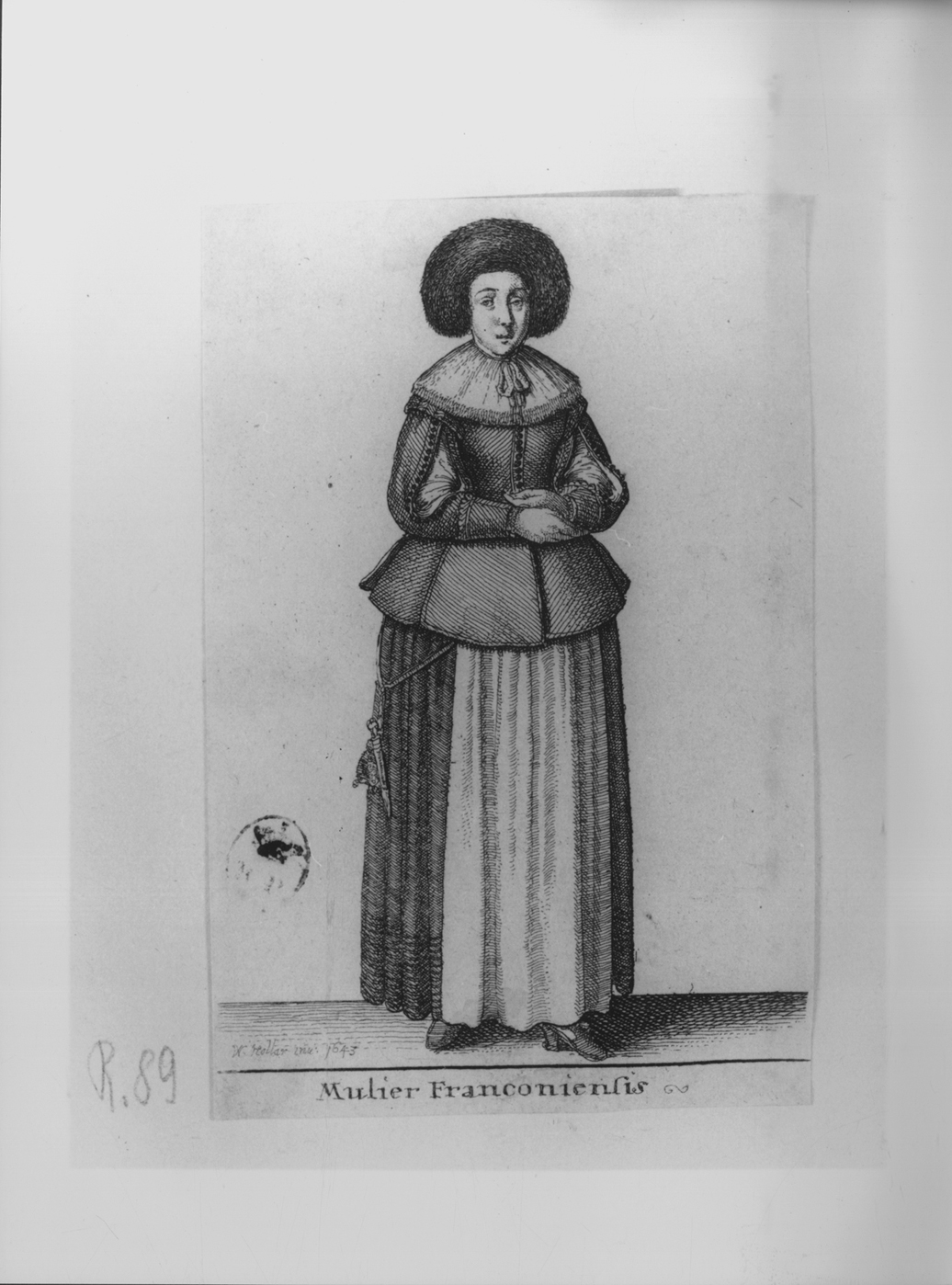 Mulier Franconiensis, figura femminile in costume tedesco (stampa smarginata, serie) di Hollar Wenzel (secondo quarto sec. XVII)