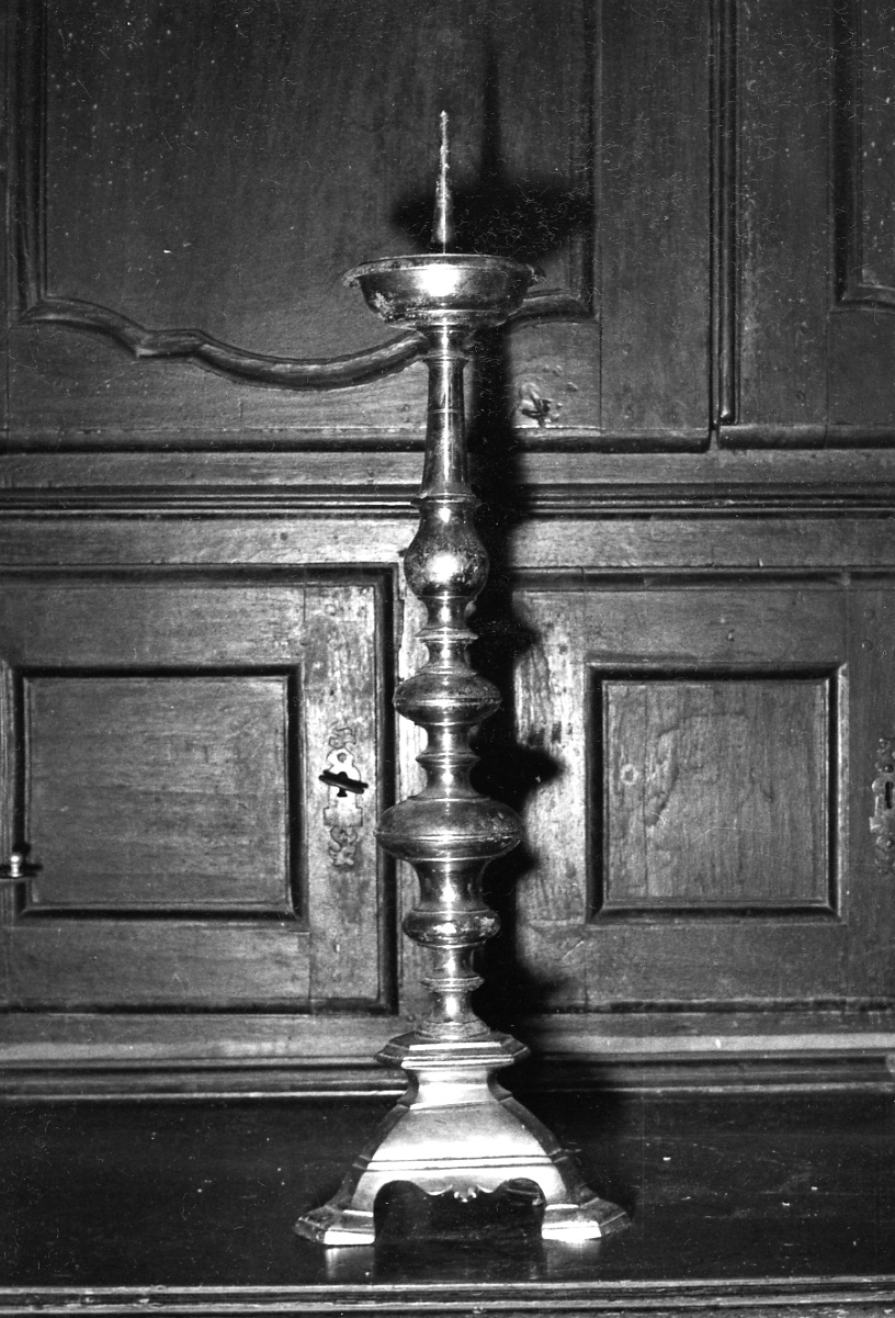 candeliere d'altare, serie - ambito locale (sec. XVIII)