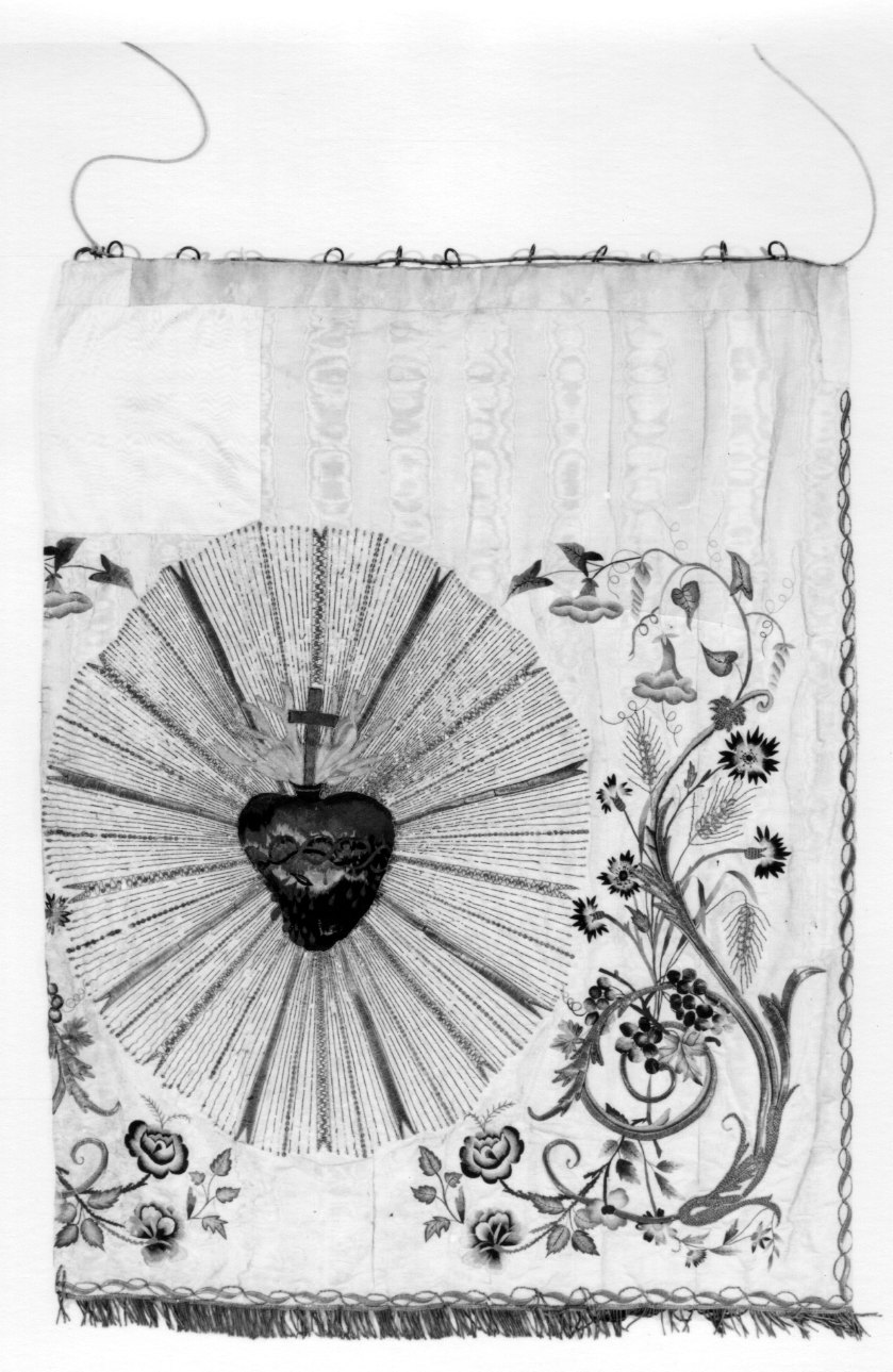 MOTIVI DECORATIVI FLOREALI CON SACRO CUORE (tendina, opera isolata) - manifattura piemontese (sec. XIX)
