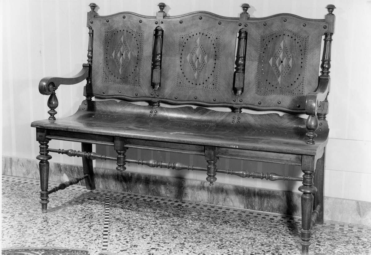 divano, elemento d'insieme - bottega piemontese (fine/ inizio secc. XIX/ XX)