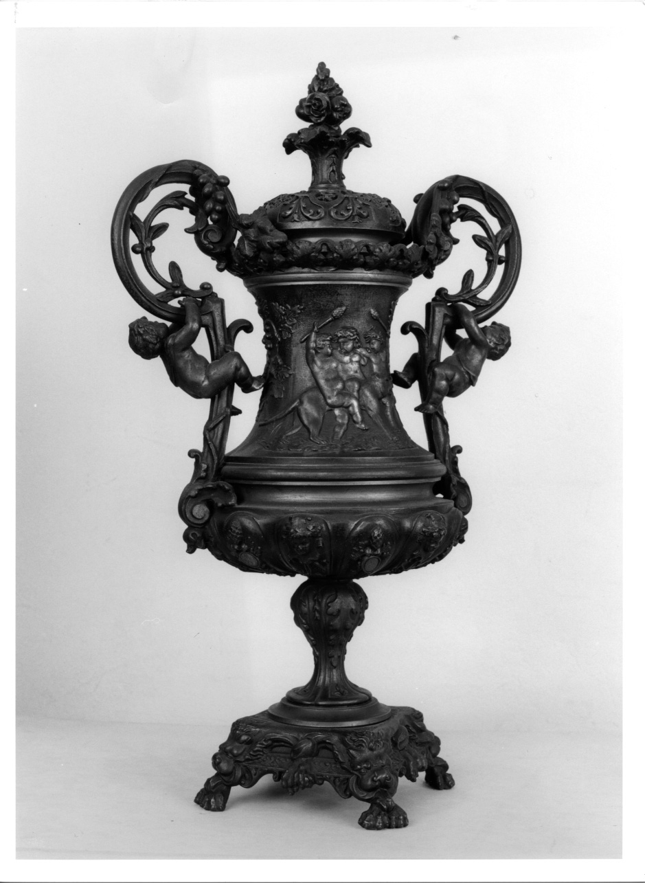 putti che cavalcano tigre (anfora, pendant) - ambito piemontese (prima metà sec. XX)