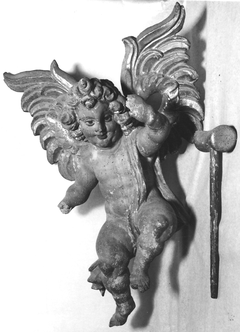 angelo con strumento della passione: martello (scultura, frammento) di De Bernardis Giorgio (bottega) (secondo quarto sec. XVII)