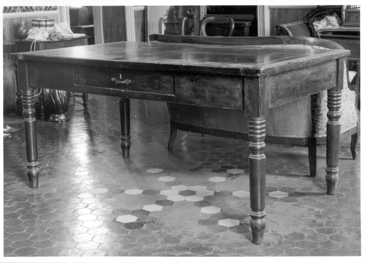 tavolo, opera isolata - bottega italiana (ultimo quarto sec. XIX)