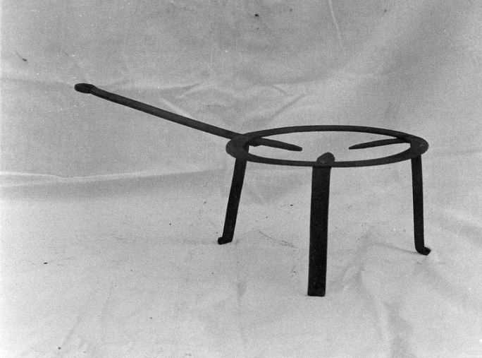 treppiede con manico - ambito astigiano (sec. XX)