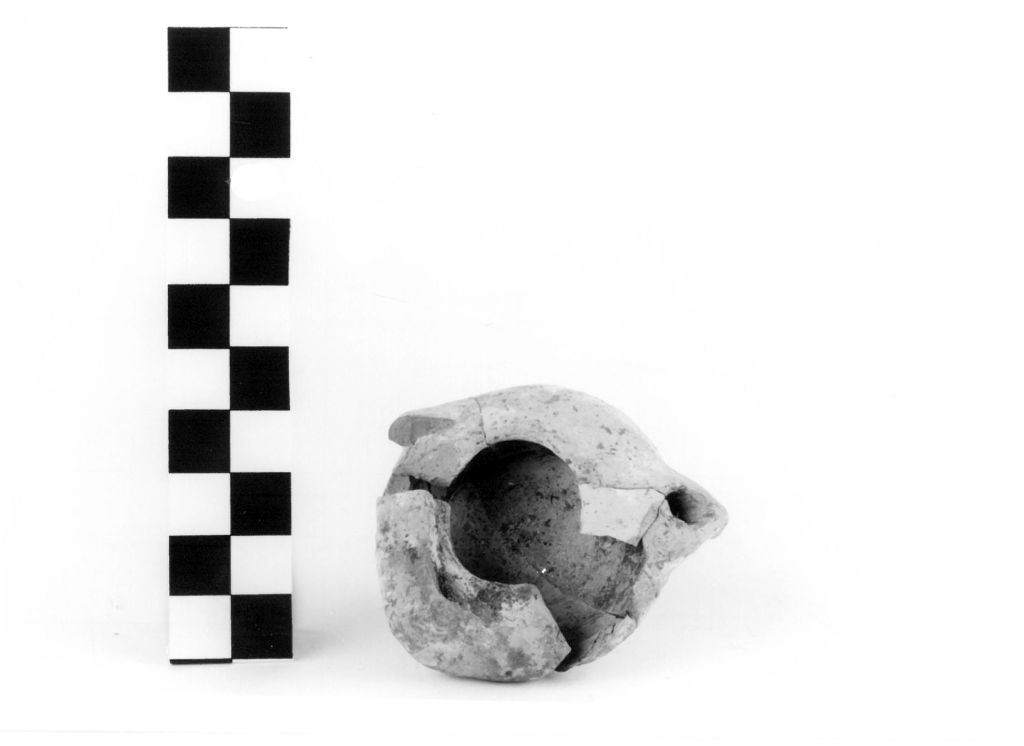 lucerna/ a serbatoio circolare - produzione apula (sec. III a.C)