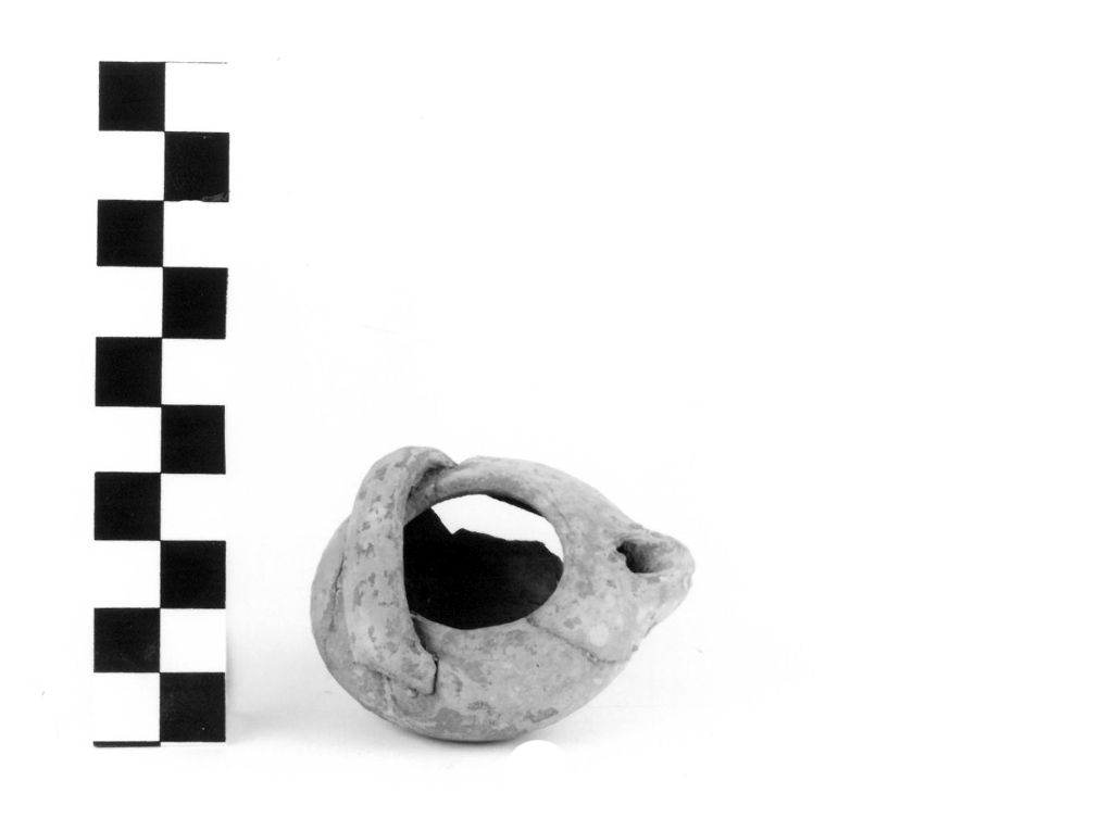 lucerna/ a serbatoio circolare - produzione apula (secc. IV/ III a.C)