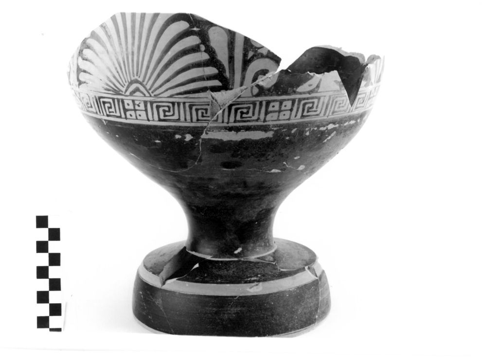 CRATERE A CAMPANA - produzione apula (prima metà sec. IV a.C)