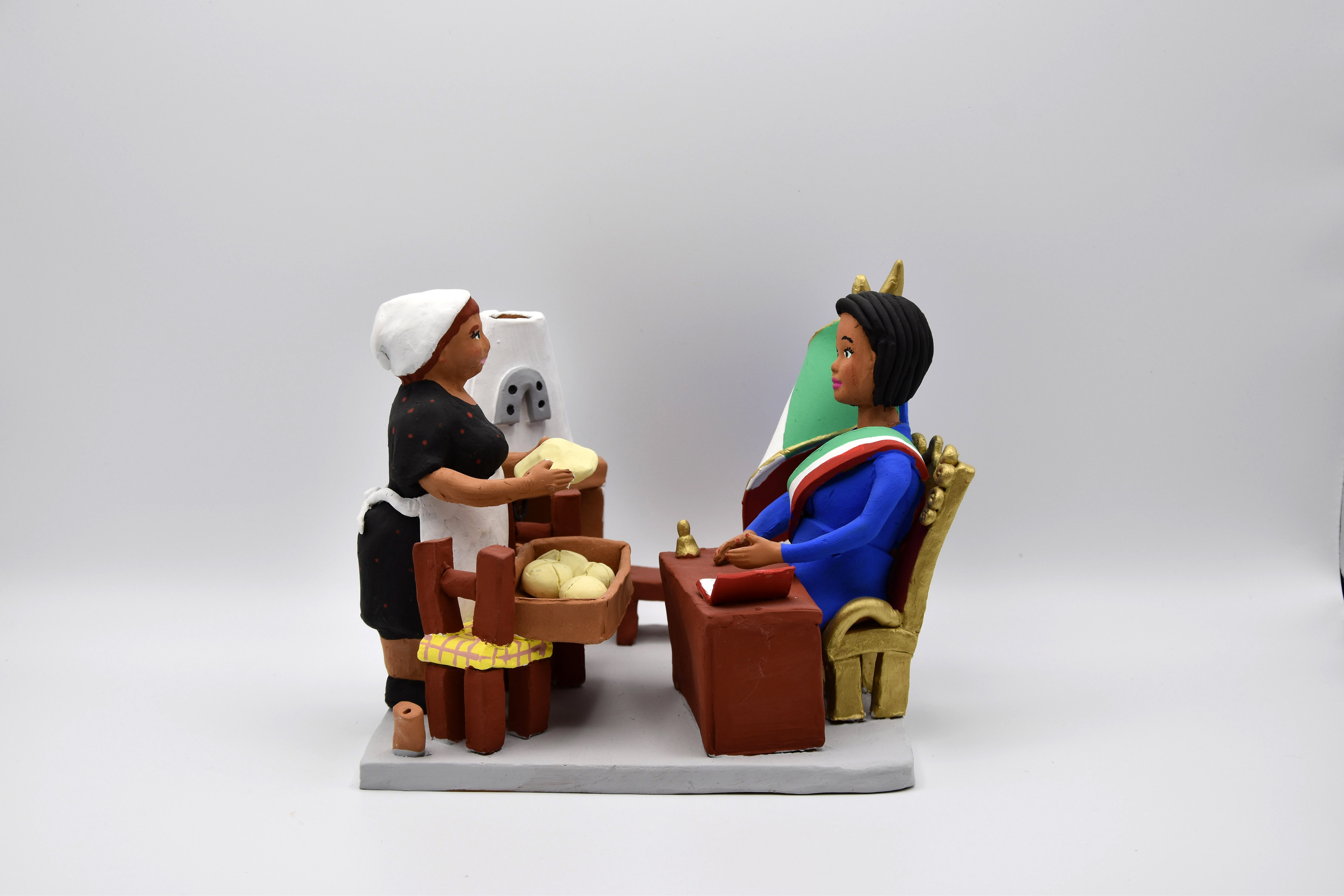 Da massaia a presidente, due donne affrontate (fischietto, a fessura interna, strumenti musicali) di Vavalle Margherita ((figulo) ceramista) - laboratorio (2019)