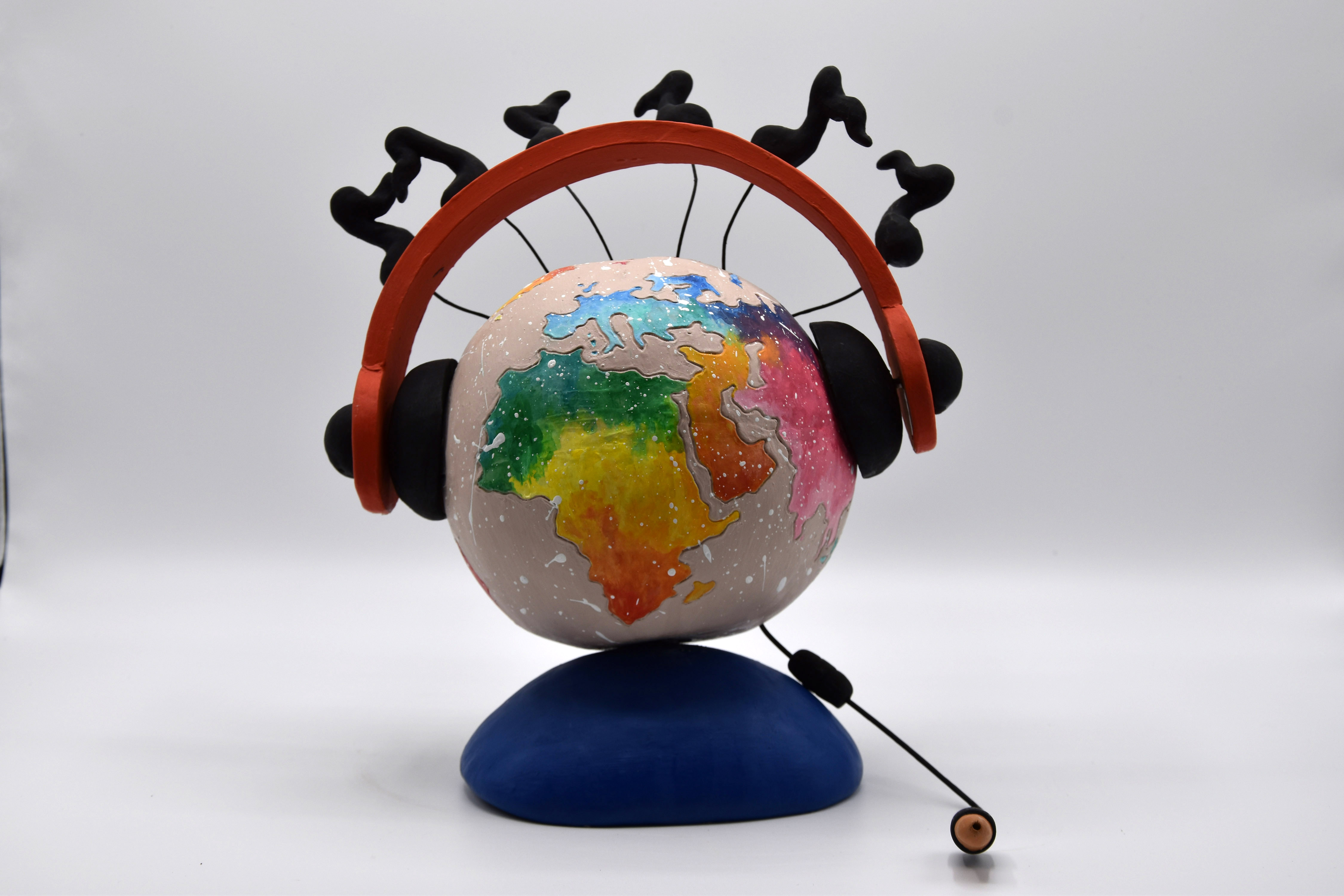 La musica può.., mappamondo (fischietto, a fessura interna, strumenti musicali) di Giuliano Rosa ((figulo) ceramista) - laboratorio (2020)