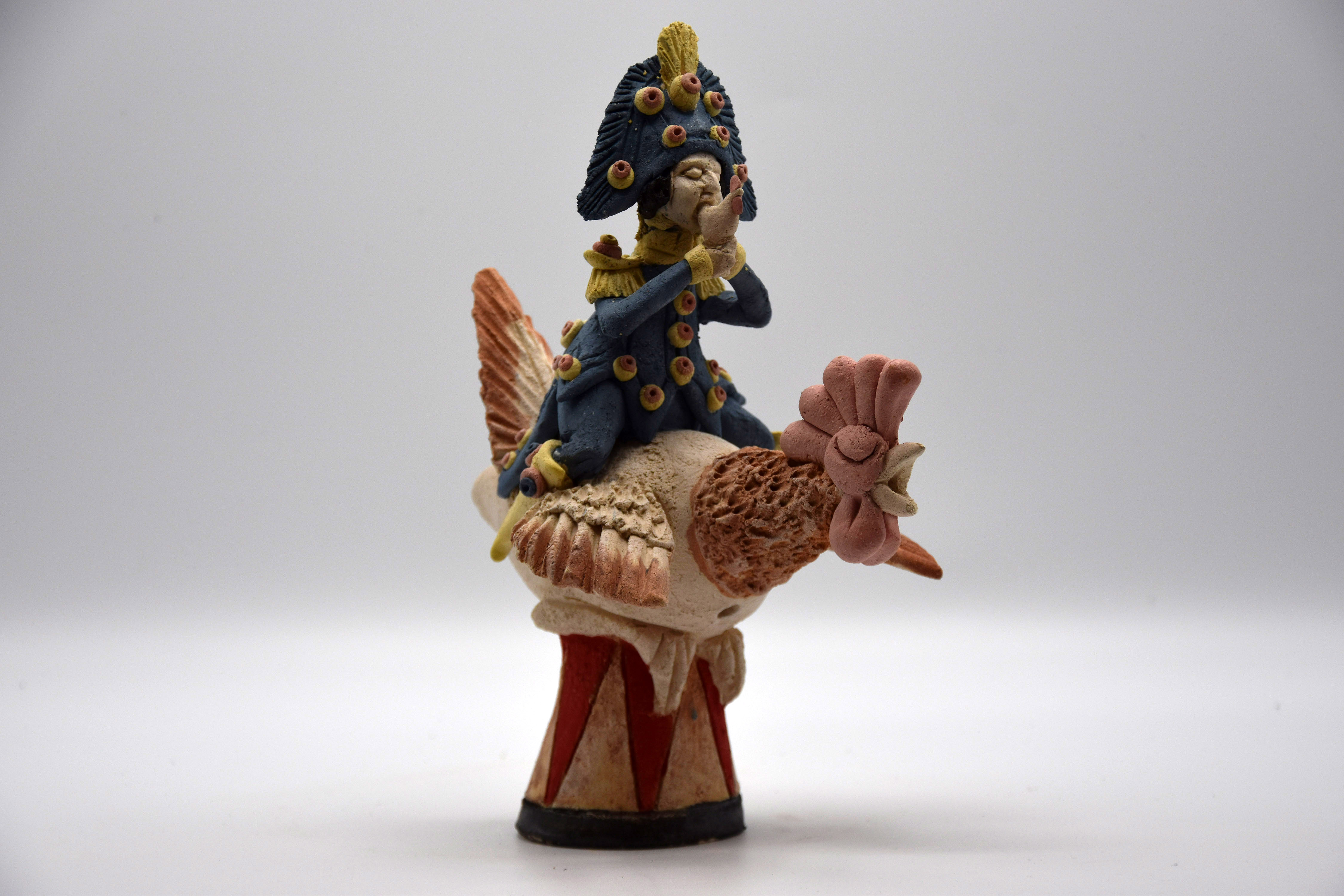 Fischi il "cuco" canta il gallo, figura mascile su gallo (fischietto, a fessura interna, strumenti musicali) di Poloniato Diego ((figulo) ceramista) - laboratorio (2022)