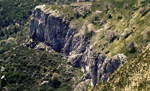 Grotta del Pertuso (giacimento in cavità naturale, deposizione funeraria) - Triora (IM)  (Età del Bronzo antico)
