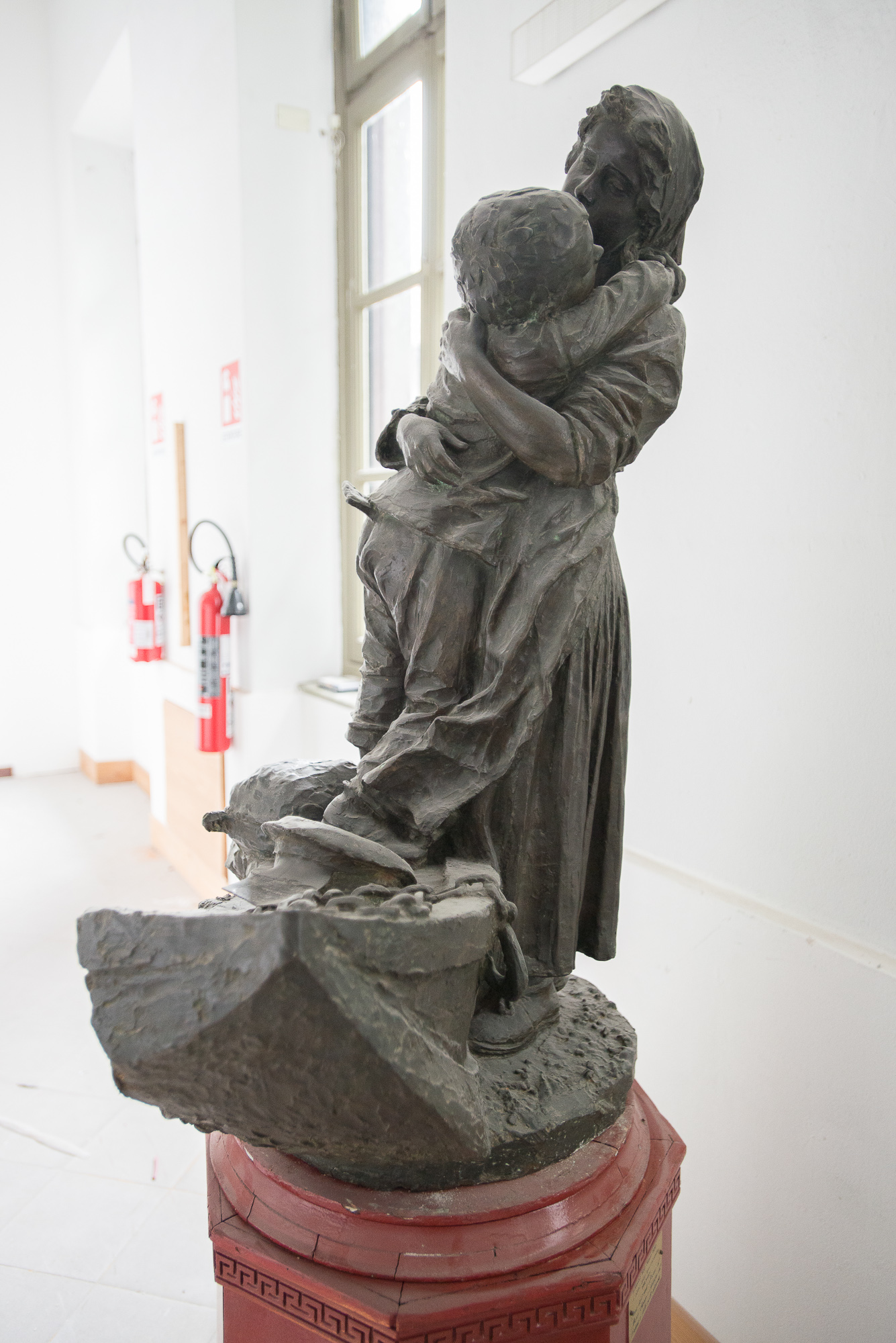 L'addio dello spazzacamino, Abbraccio tra madre e bambino (scultura) di Branca Giulio - ambito italiano (fine XIX)