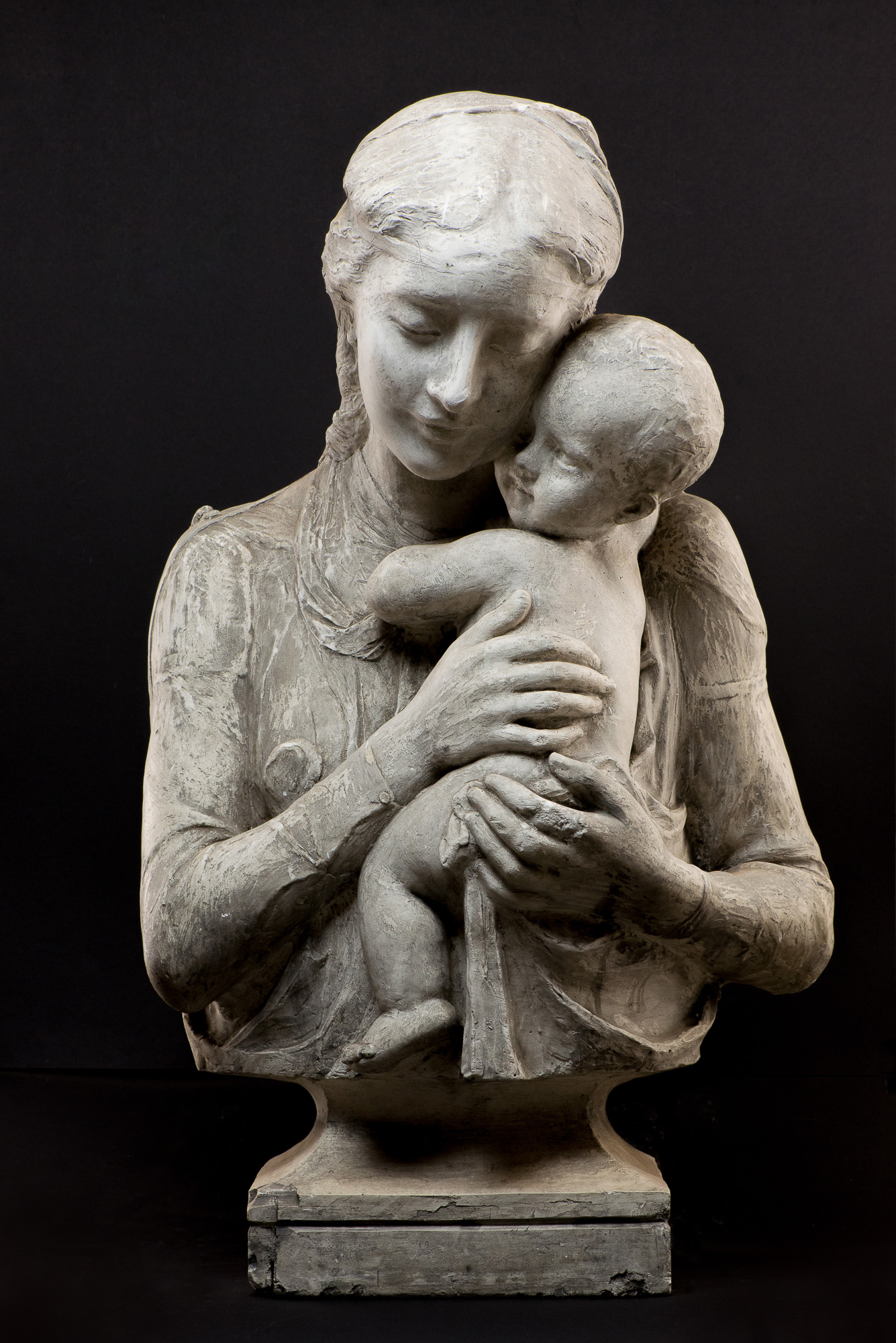 Maternità, Madre con bambino (scultura) di Branca Giulio - ambito italiano (fine/ inizio XIX-XX)