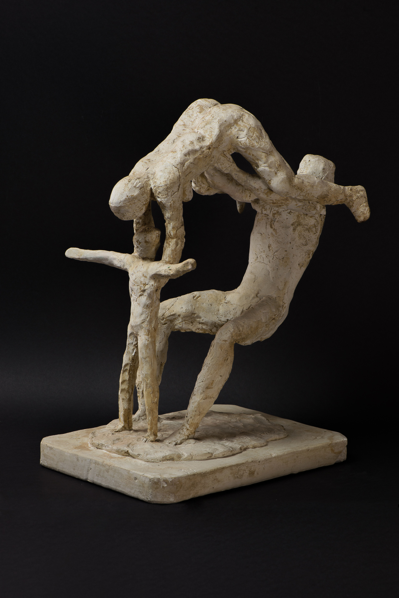 La famiglia degli acrobati, Gruppo di persone (scultura) di Martini Arturo - ambito italiano (prima metà XX)